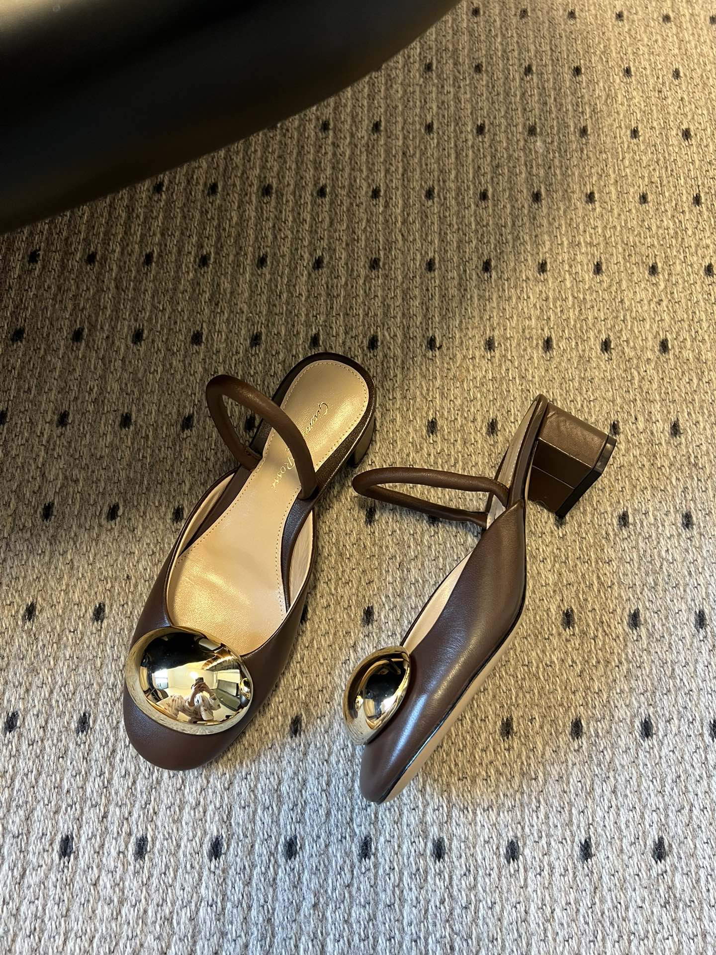 Gianvito Ross*金属圆扣装饰玛丽珍低跟凉鞋鞋头处的大尺寸金色金属圆扣是视觉核心，光泽感强，成