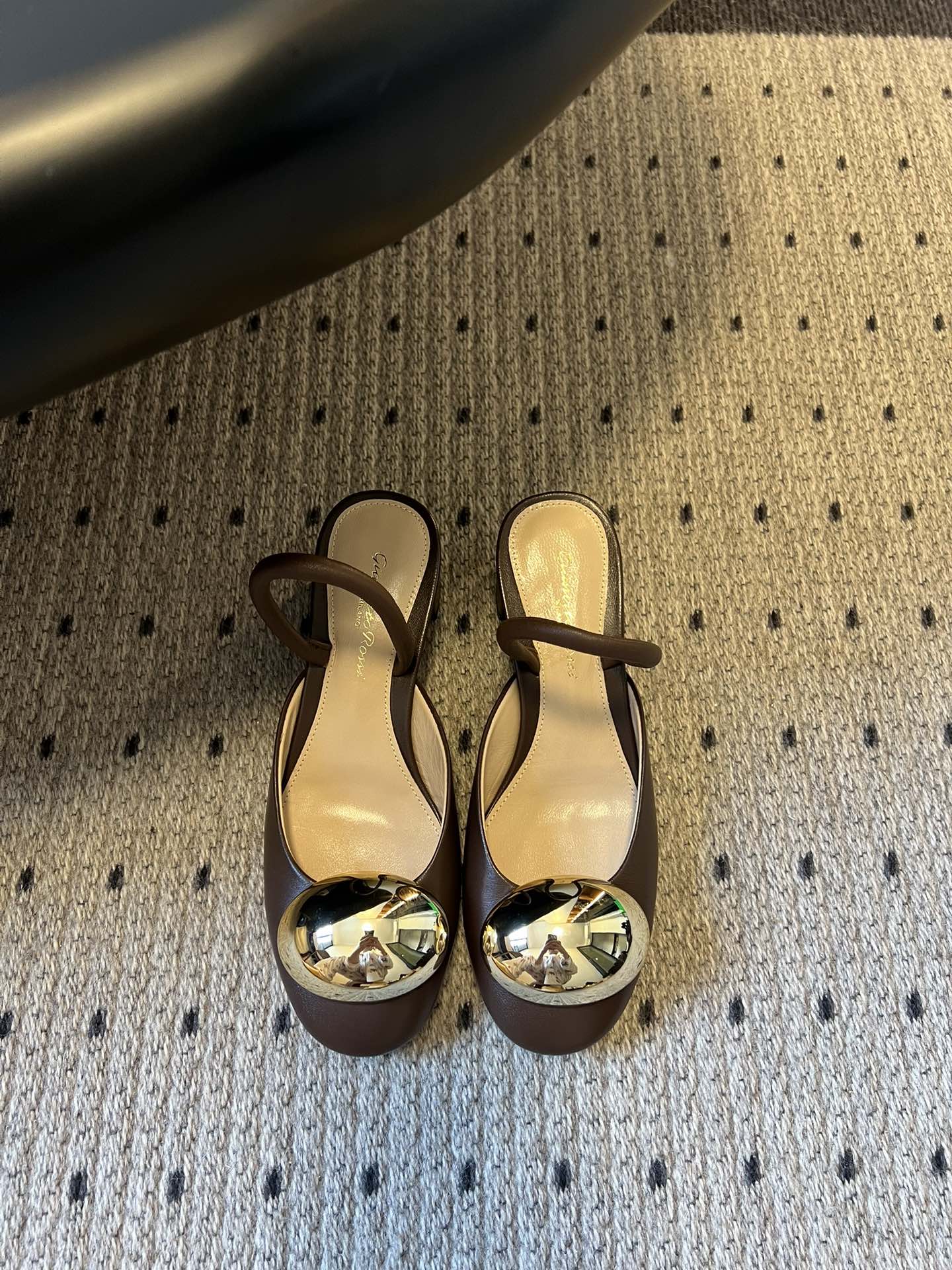 Gianvito Ross*金属圆扣装饰玛丽珍低跟凉鞋鞋头处的大尺寸金色金属圆扣是视觉核心，光泽感强，成