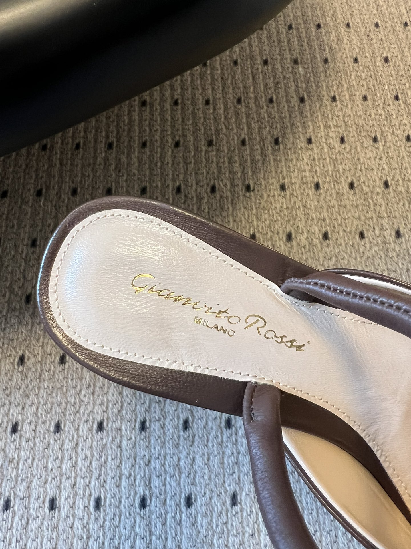 Gianvito Ross*金属圆扣装饰玛丽珍低跟凉鞋鞋头处的大尺寸金色金属圆扣是视觉核心，光泽感强，成