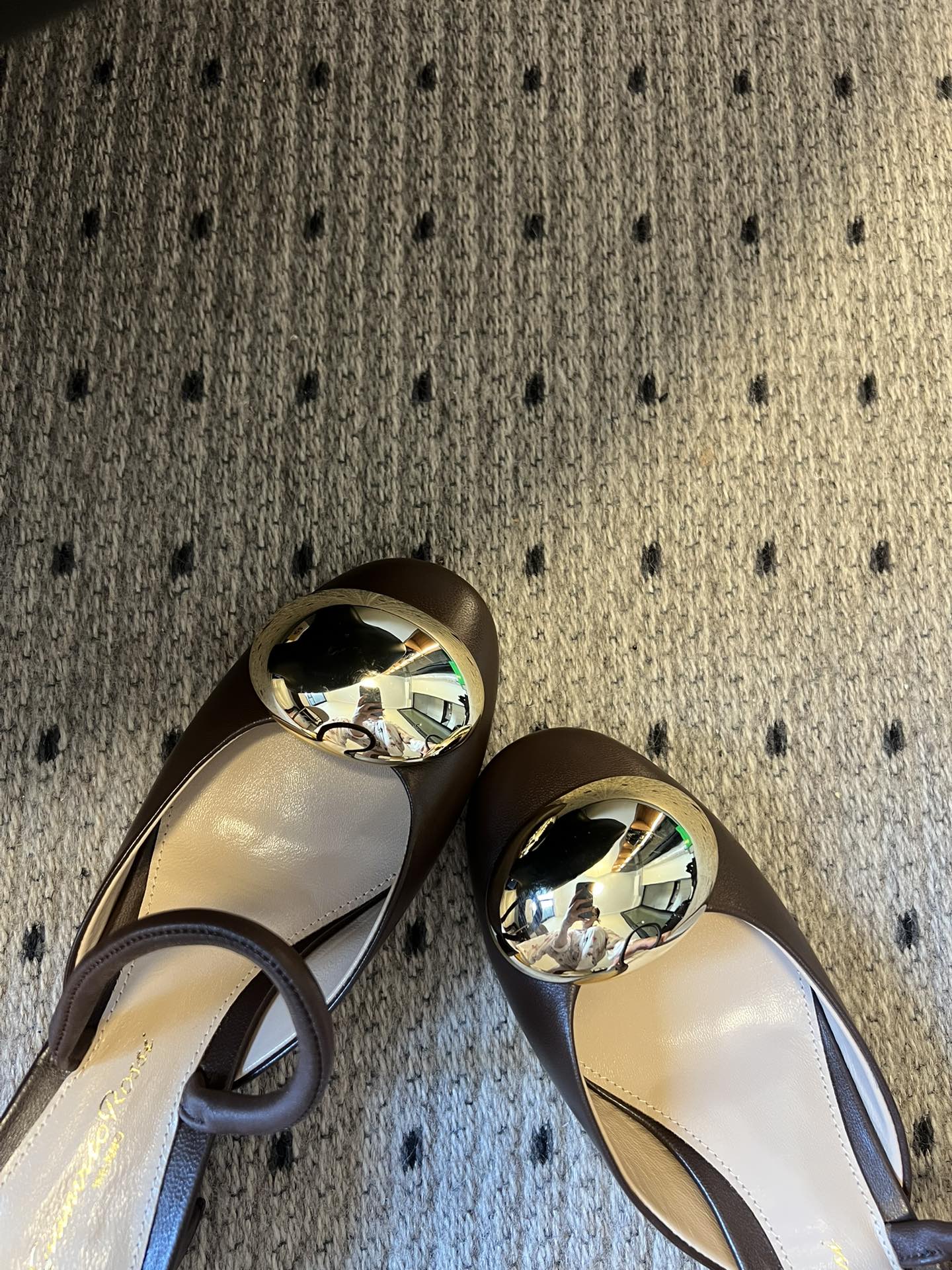 Gianvito Ross*金属圆扣装饰玛丽珍低跟凉鞋鞋头处的大尺寸金色金属圆扣是视觉核心，光泽感强，成