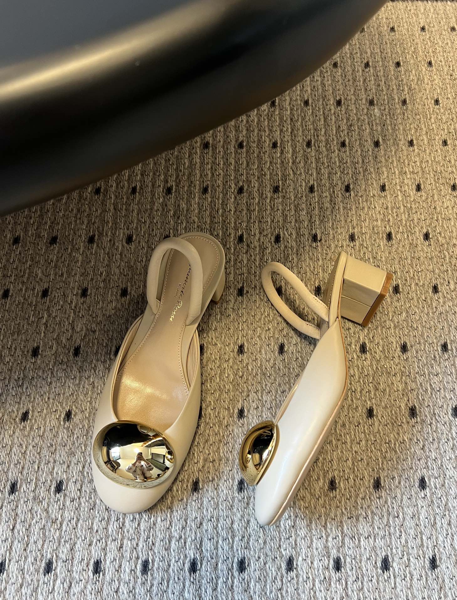 Gianvito Ross*金属圆扣装饰玛丽珍低跟凉鞋鞋头处的大尺寸金色金属圆扣是视觉核心，光泽感强，成