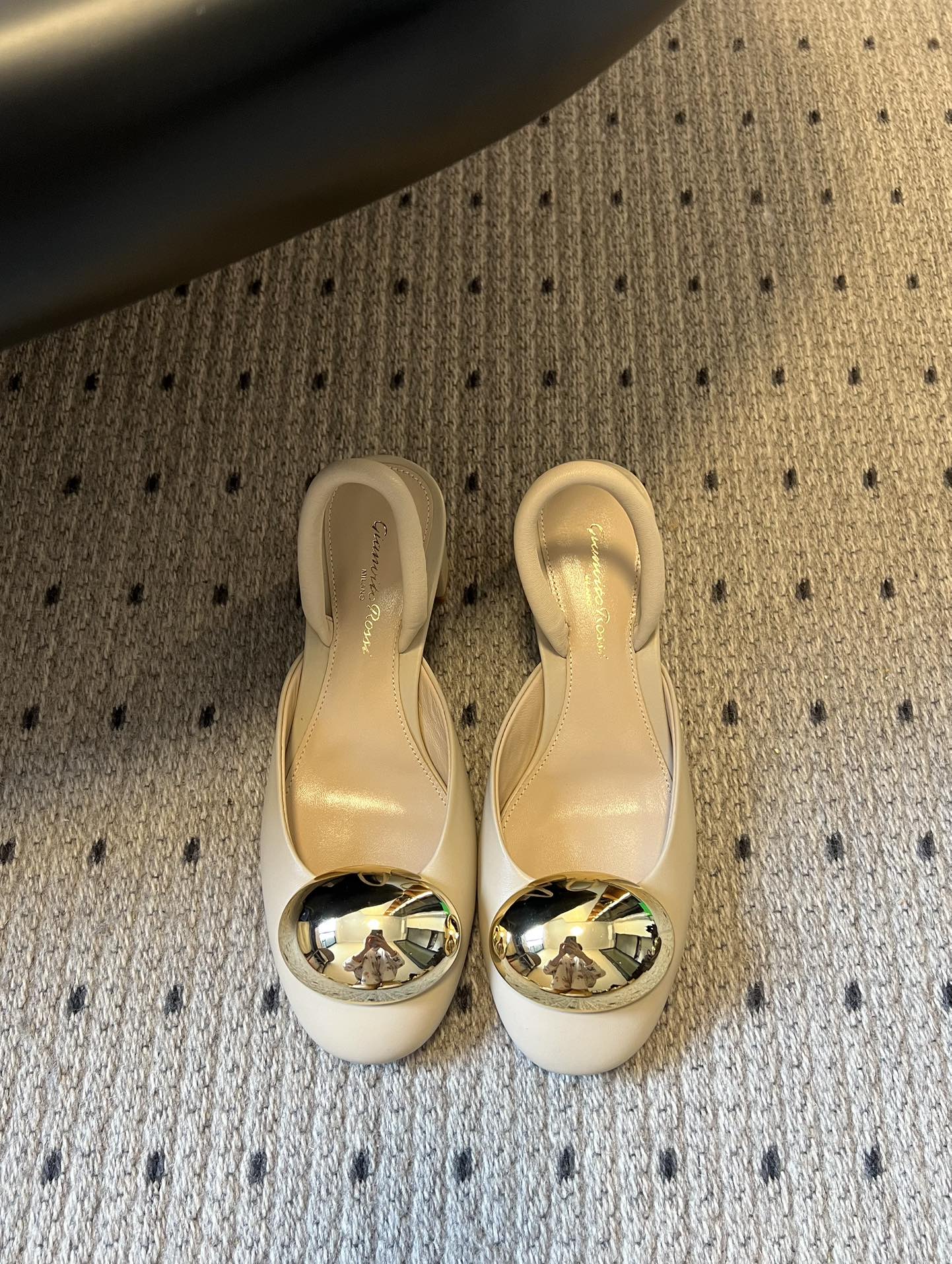 Gianvito Ross*金属圆扣装饰玛丽珍低跟凉鞋鞋头处的大尺寸金色金属圆扣是视觉核心，光泽感强，成