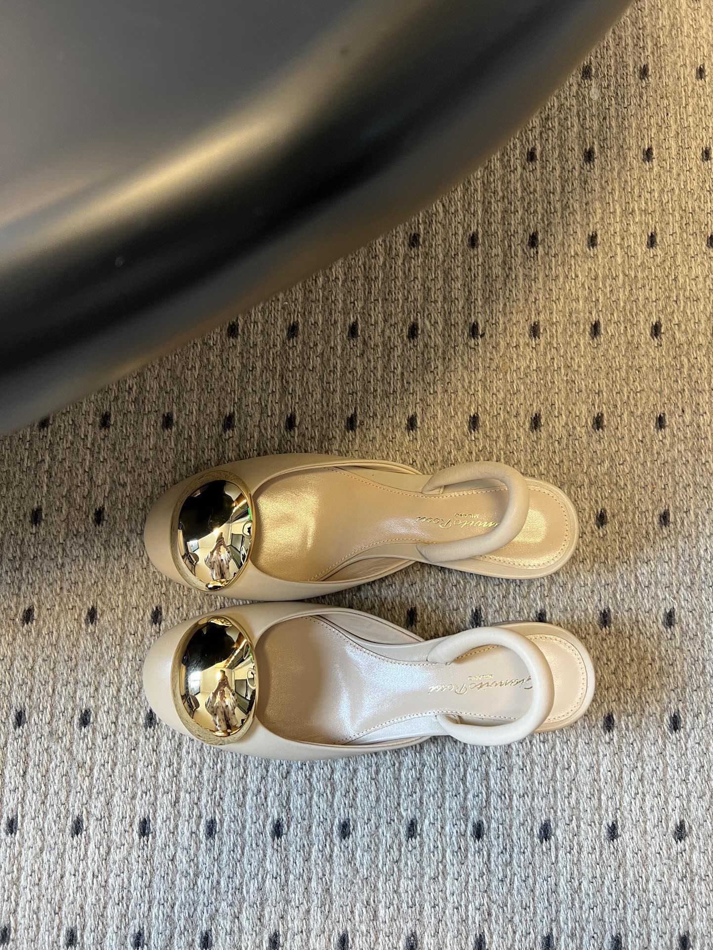 Gianvito Ross*金属圆扣装饰玛丽珍低跟凉鞋鞋头处的大尺寸金色金属圆扣是视觉核心，光泽感强，成