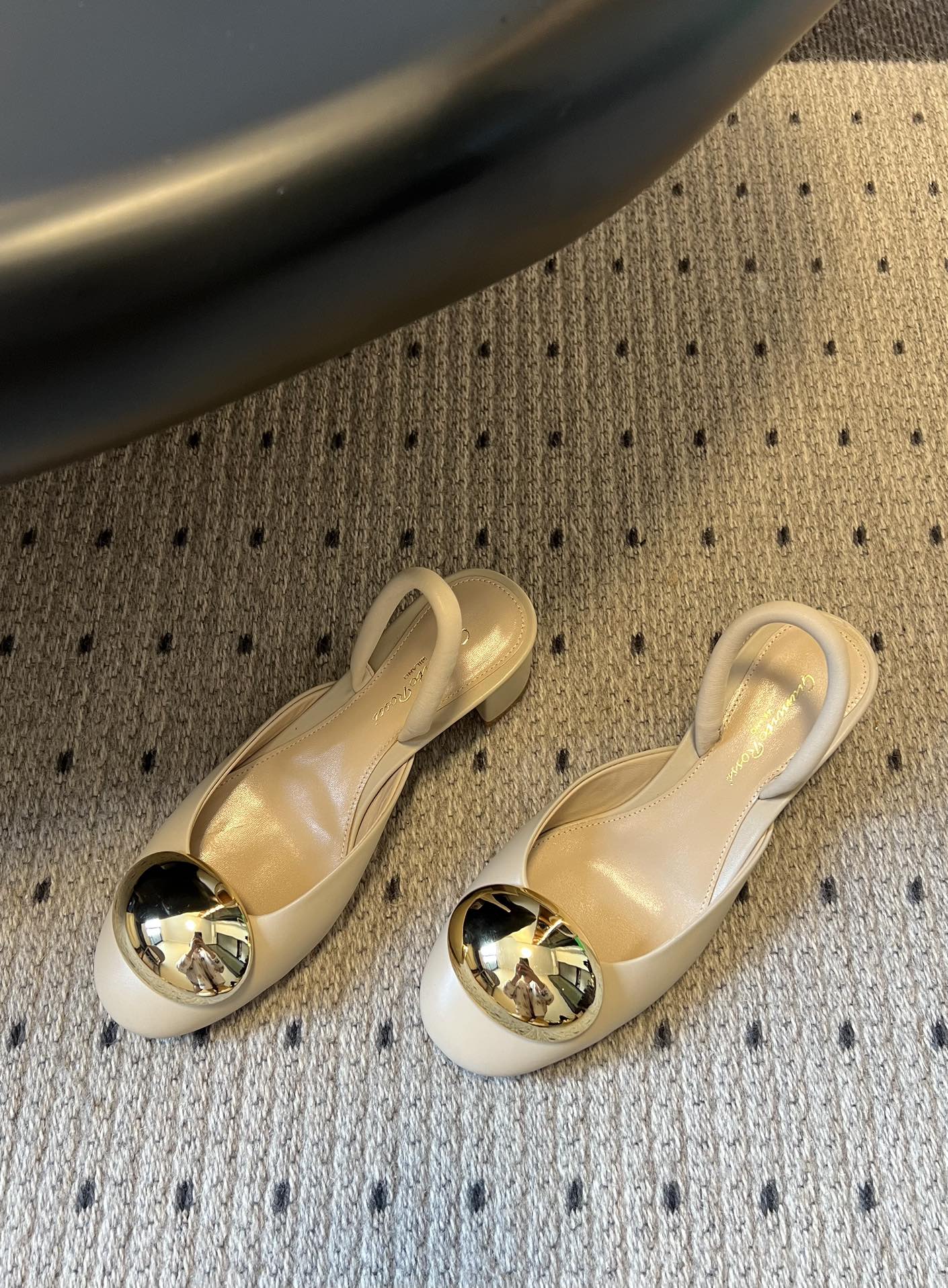 Gianvito Ross*金属圆扣装饰玛丽珍低跟凉鞋鞋头处的大尺寸金色金属圆扣是视觉核心，光泽感强，成