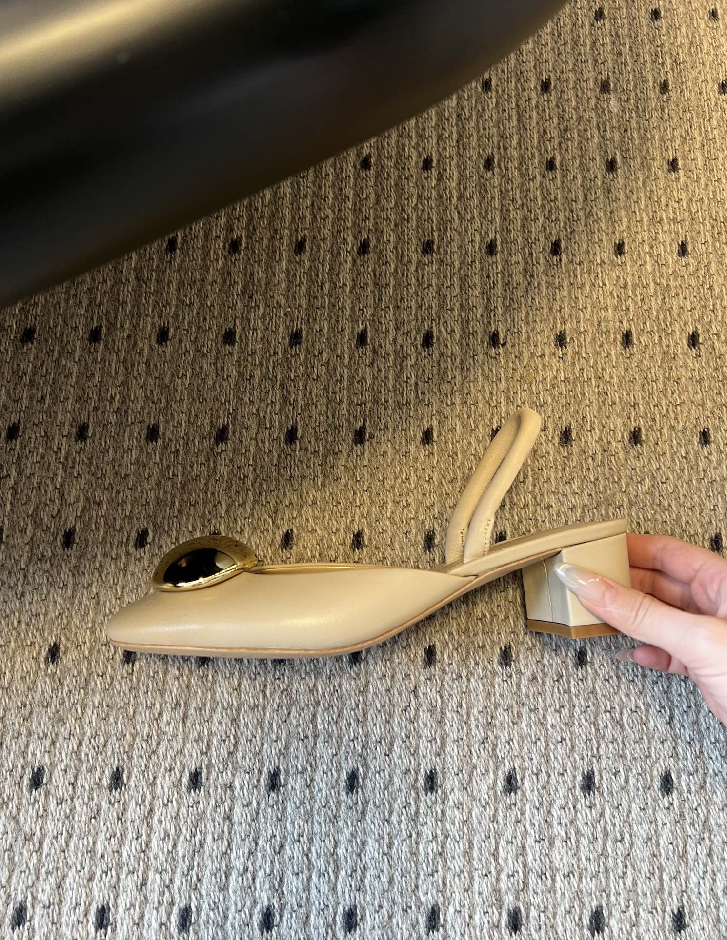 Gianvito Ross*金属圆扣装饰玛丽珍低跟凉鞋鞋头处的大尺寸金色金属圆扣是视觉核心，光泽感强，成