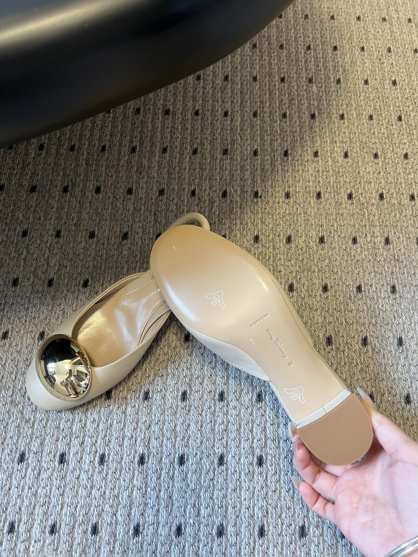 Gianvito Ross*金属圆扣装饰玛丽珍低跟凉鞋鞋头处的大尺寸金色金属圆扣是视觉核心，光泽感强，成