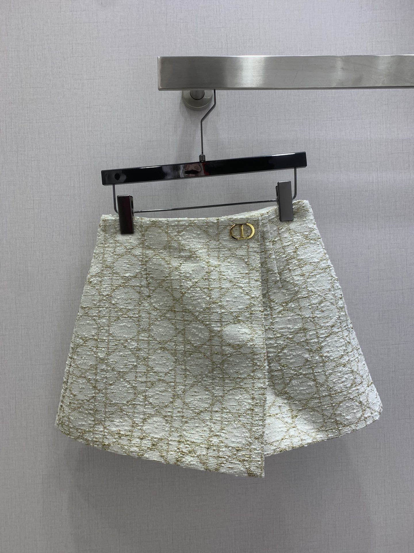 NO:683682,Highly recommended DIO* new autumn and winter style, woolen rhombus pants and skirts, high-definition Italian imported materials, slightly wide silhouette, heavyweight high-end goods, comfortable to wear, more stylish, a style that is not picky at all, retro lady style, one color, SML code, high quality ABC, dior, skirts,19860909强烈推荐 DIO*秋冬新款 粗纺菱格裤裙 高定意大利进口材质 轮廓微挺阔 重磅高货 穿着舒适 更具有型 一款完全不挑人穿着的衣型 复古名媛风 一个色 SML码 高品质ABC,,dior,skirts,,Women's clothing