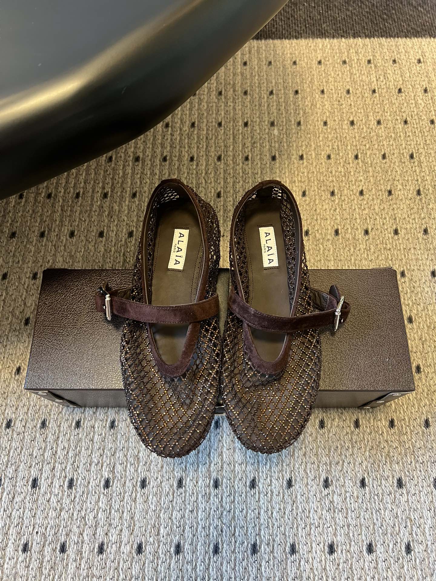 NO:707470,ALA* 26ss flat-soled mesh woven hollow Mary Jane shoes. The upper adopts the brand's classic mesh woven design, which is a highly recognizable visual core. The hollow texture has both transparency and texture, breaking the heavy feeling of traditional leather uppers. Continuing the Mary Jane style with one-line buckle, the flat-soled design combines retro charm and comfort for daily wear.  The density of the woven pattern has been precisely designed, and the edges are processed delicately. The metal buckle of the buckle is small and exquisite, forming a material contrast with the woven upper, showing French elegance. The upper is mesh/sheep leather/cowhide, the inner sheepskin outsole is the original molded outsole, and is increased by 2cm.19860909ALA* 26ss 平底网格编织镂空玛丽珍鞋单鞋 鞋面采用品牌经典的网格编织设计,是极具辨识度的视觉核心,镂空纹理兼具通透感与肌理感,打破了传统皮革鞋面的厚重感.延续一字扣带的玛丽珍款式,平底的设计兼顾复古韵味与日常穿着的舒适度. 编织纹路的疏密经过精准设计,边缘处理细腻,扣带的金属搭扣小巧精致,与编织鞋面形成材质对比,尽显法式优雅. 鞋面网钻/羊京/牛皮 内里羊皮 大底原版开模大底 增高2cm size35-40码（40码定制不退换）,玛丽珍,mary jane,cowhide,sheepskin,sheep,Women's Shoes