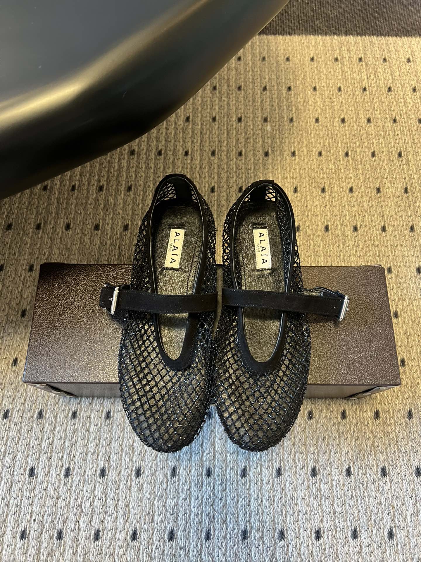 NO:707472,ALA* 26ss flat-soled mesh woven hollow Mary Jane shoes. The upper adopts the brand's classic mesh woven design, which is a highly recognizable visual core. The hollow texture has both transparency and texture, breaking the heavy feeling of traditional leather uppers. Continuing the Mary Jane style with one-line buckle, the flat-soled design combines retro charm and comfort for daily wear.  The density of the woven pattern has been precisely designed, and the edges are processed delicately. The metal buckle of the buckle is small and exquisite, forming a material contrast with the woven upper, showing French elegance. The upper is mesh/sheep leather/cowhide, the inner sheepskin outsole is the original molded outsole, and is increased by 2cm.19860909ALA* 26ss 平底网格编织镂空玛丽珍鞋单鞋 鞋面采用品牌经典的网格编织设计,是极具辨识度的视觉核心,镂空纹理兼具通透感与肌理感,打破了传统皮革鞋面的厚重感.延续一字扣带的玛丽珍款式,平底的设计兼顾复古韵味与日常穿着的舒适度. 编织纹路的疏密经过精准设计,边缘处理细腻,扣带的金属搭扣小巧精致,与编织鞋面形成材质对比,尽显法式优雅. 鞋面网钻/羊京/牛皮 内里羊皮 大底原版开模大底 增高2cm size35-40码（40码定制不退换）,玛丽珍,mary jane,cowhide,sheepskin,sheep,Women's Shoes