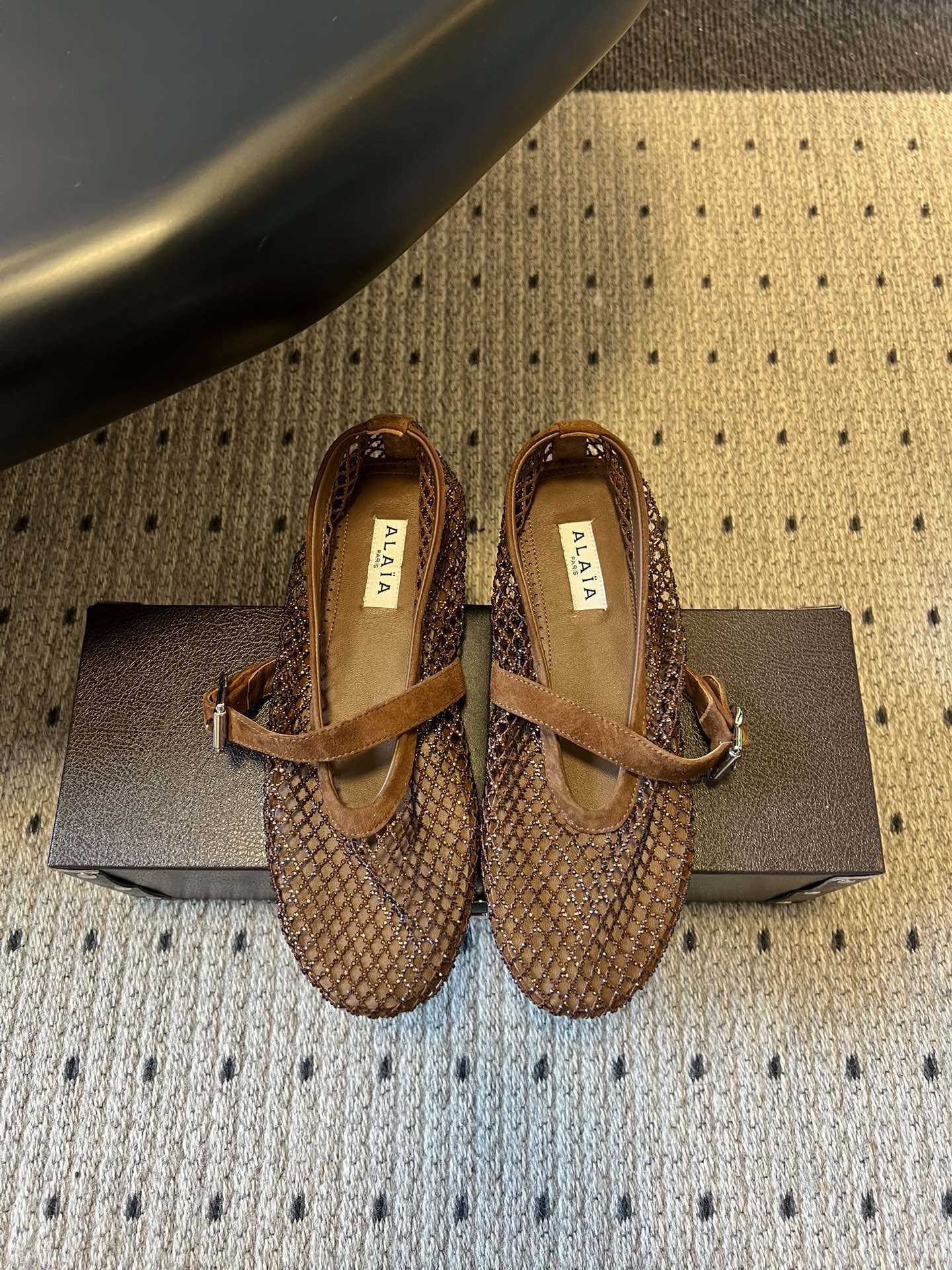 NO:707474,ALA* 26ss flat-soled mesh woven hollow Mary Jane shoes. The upper adopts the brand's classic mesh woven design, which is a highly recognizable visual core. The hollow texture has both transparency and texture, breaking the heavy feeling of traditional leather uppers. Continuing the Mary Jane style with one-line buckle, the flat-soled design combines retro charm and comfort for daily wear.  The density of the woven pattern has been precisely designed, and the edges are processed delicately. The metal buckle of the buckle is small and exquisite, forming a material contrast with the woven upper, showing French elegance. The upper is mesh/sheep leather/cowhide, the inner sheepskin outsole is the original molded outsole, and is increased by 2cm.19860909ALA* 26ss 平底网格编织镂空玛丽珍鞋单鞋 鞋面采用品牌经典的网格编织设计,是极具辨识度的视觉核心,镂空纹理兼具通透感与肌理感,打破了传统皮革鞋面的厚重感.延续一字扣带的玛丽珍款式,平底的设计兼顾复古韵味与日常穿着的舒适度. 编织纹路的疏密经过精准设计,边缘处理细腻,扣带的金属搭扣小巧精致,与编织鞋面形成材质对比,尽显法式优雅. 鞋面网钻/羊京/牛皮 内里羊皮 大底原版开模大底 增高2cm size35-40码（40码定制不退换）,玛丽珍,mary jane,cowhide,sheepskin,sheep,Women's Shoes