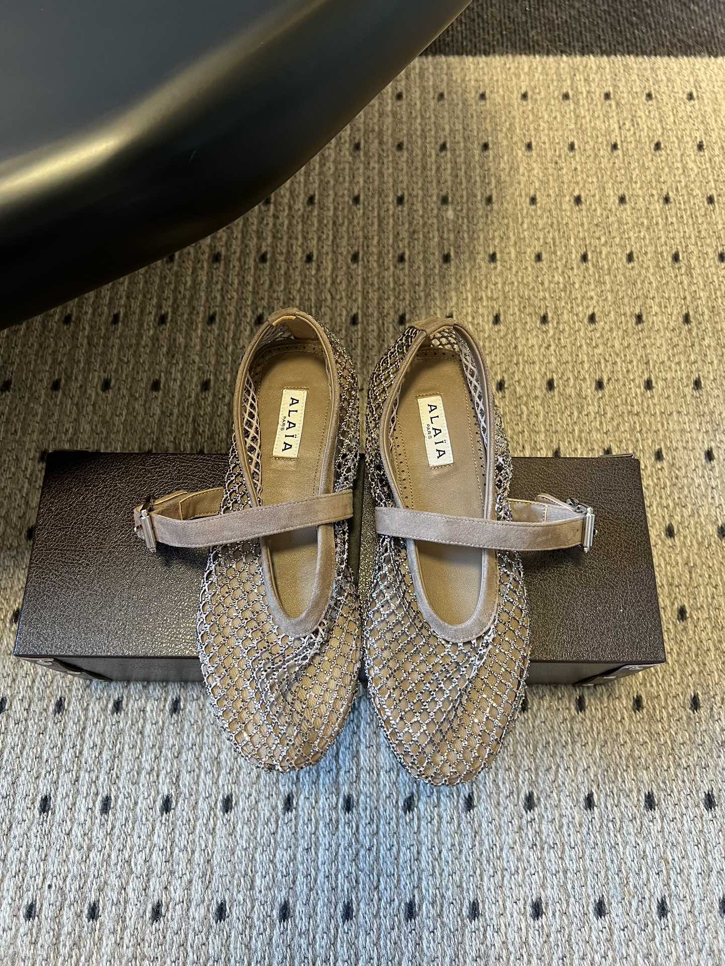 NO:707476,ALA* 26ss flat-soled mesh woven hollow Mary Jane shoes. The upper adopts the brand's classic mesh woven design, which is a highly recognizable visual core. The hollow texture has both transparency and texture, breaking the heavy feeling of traditional leather uppers. Continuing the Mary Jane style with one-line buckle, the flat-soled design combines retro charm and comfort for daily wear.  The density of the woven pattern has been precisely designed, and the edges are processed delicately. The metal buckle of the buckle is small and exquisite, forming a material contrast with the woven upper, showing French elegance. The upper is mesh/sheep leather/cowhide, the inner sheepskin outsole is the original molded outsole, and is increased by 2cm.19860909ALA* 26ss 平底网格编织镂空玛丽珍鞋单鞋 鞋面采用品牌经典的网格编织设计,是极具辨识度的视觉核心,镂空纹理兼具通透感与肌理感,打破了传统皮革鞋面的厚重感.延续一字扣带的玛丽珍款式,平底的设计兼顾复古韵味与日常穿着的舒适度. 编织纹路的疏密经过精准设计,边缘处理细腻,扣带的金属搭扣小巧精致,与编织鞋面形成材质对比,尽显法式优雅. 鞋面网钻/羊京/牛皮 内里羊皮 大底原版开模大底 增高2cm size35-40码（40码定制不退换）,玛丽珍,mary jane,cowhide,sheepskin,sheep,Women's Shoes