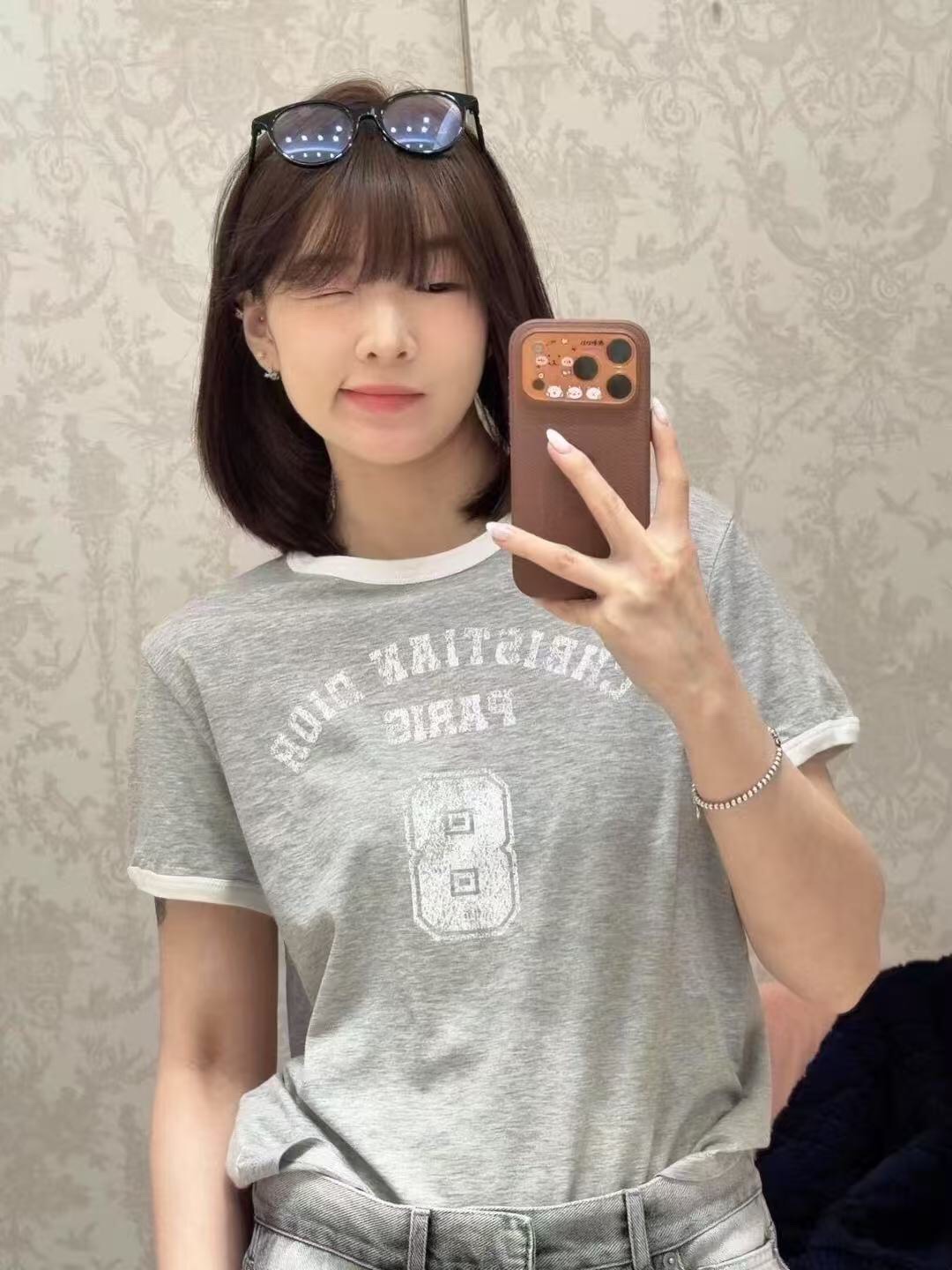 NO:779055,Model No. 20259086 Dio* new style distressed number 8 letter printed short-sleeved T-shirt, gray, SML, [M size shoulder width 40, bust 90, sleeve length 16, length 58; weight 0.140kg], Dior-clothing, dior, dior, T-shirt, tees, t-shirt,19860909款号20259086 Dio*新款 做旧数字8字母印花短袖T恤,灰色,SML,【M码肩宽40,胸围90,袖长16,长58；重量0.140kg】,迪奥-服装,dior,dior,T-shirt,tees，t-shirt,,Women's clothing