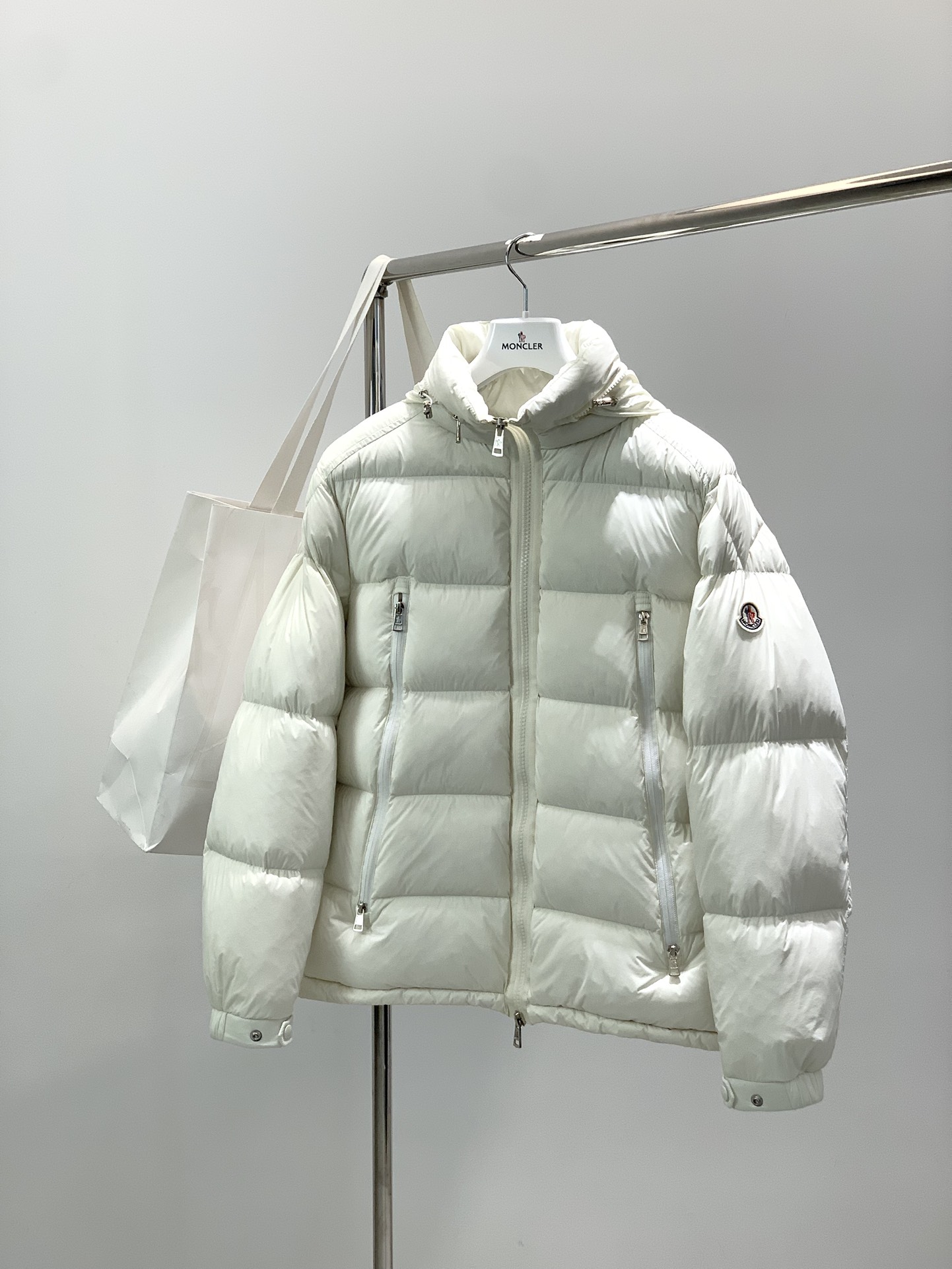 NO:685917,, Moncler Mouth Mouth, the latest 2025 winter products, available at counters at the same time, original order, fashionable and casual hooded down jacket, comfortable for the upper body!  Eye-catching and bright, it uses imported original fabrics, top-notch embroidered letter pattern logo, and original hardware accessories. It is simple yet stylish, and the upper body is fashionable and handsome. 2 colors are recommended, size M-3XL, Moncler, down jacket, hats,19860909,Moncler 蒙口,2025冬季最新品,专柜同步有售,原单狠货,时尚休闲连帽羽绒服,上身舒适！吸睛而有亮点,采用进口原版面料,顶级刺绣工艺字母图案logo,原版五金辅料装饰,简单而不失时尚,上身时尚帅气,2色推荐,码数M-3XL,,Moncler,down jacket,hats,,Men's clothing