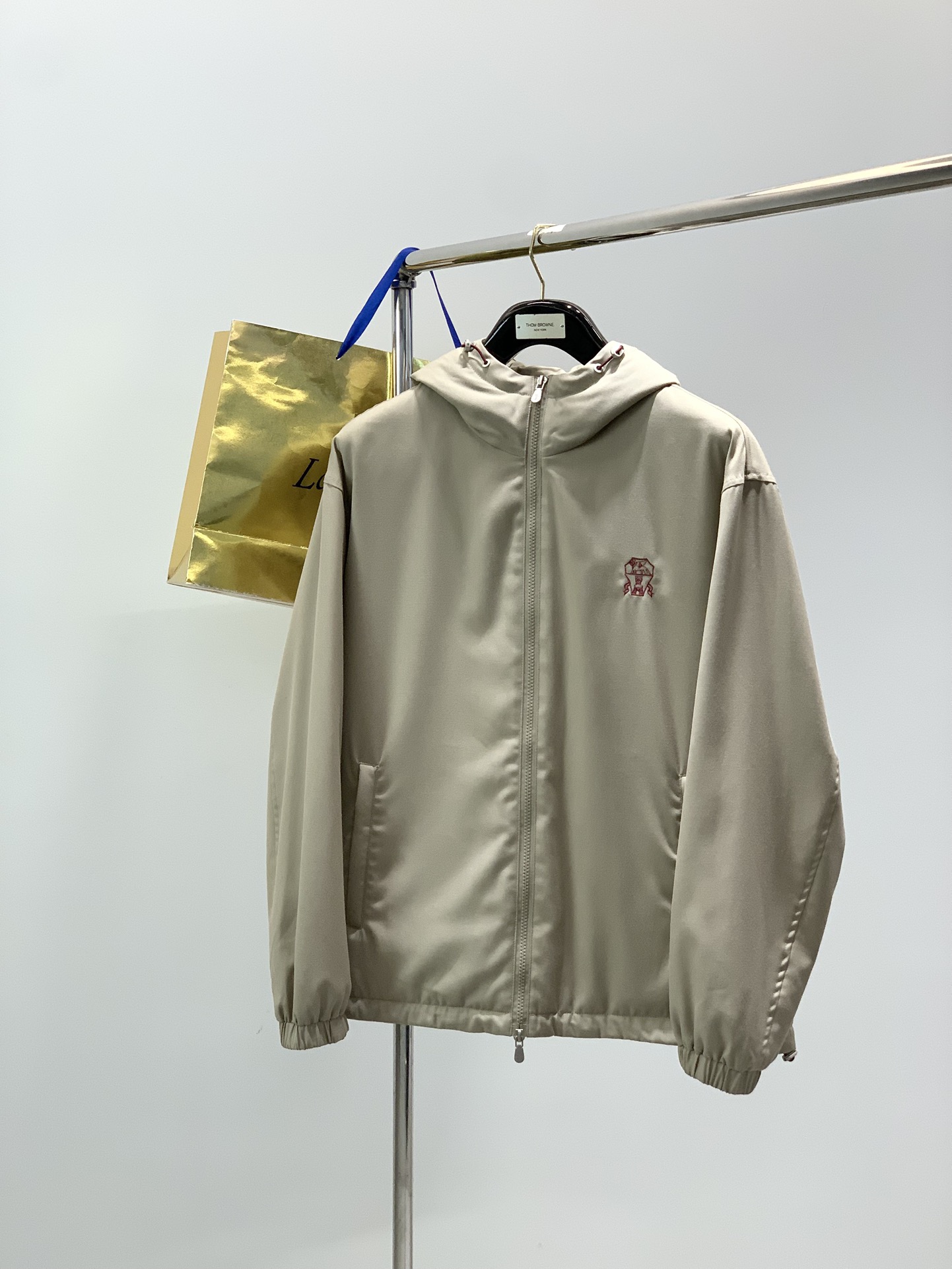 NO:690511,, Italian Divine Lion, the latest product for winter 2025, available at counters at the same time, original order, fashionable and casual hooded down jacket, made of imported original fabrics, top-notch embroidery technology letter pattern decoration logo, original hardware accessories decoration, extremely high grade, comfortable and versatile, and the upper body is very handsome!  2 colors recommended, size M-3Xl,, down jacket, hats,19860909,意大利神狮,2025冬季最新品,专柜同步有售,原单狠货,时尚休闲连帽羽绒服,采用进口原版面料,顶级刺绣工艺字母图案装饰logo,原版五金辅料装饰,档次极高,舒适百搭,上身帅气十足！2色推荐,码数M-3Xl,,down jacket,hats,,Men's clothing