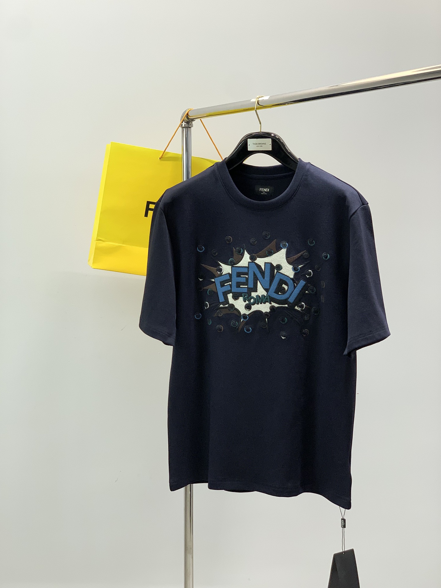 NO:681300,, FENDI Fendi, 2025 summer latest products, available at counters simultaneously, original goods, fashionable and casual round neck short-sleeved T-shirt, imported original fabrics, top embroidery crafts letter pattern logo, unique design, upper body is comfortable and breathable, extremely high-grade, handsome upper body, size S-XL size SMLXL length 69717375 bust 104108112116  Shoulder width 46.54849.551,,fendi,fendi,T-shirt,tees,t-shirt,19860909,FENDI 芬迪,2025夏季最新品,专柜同步有售,原单狠货,时尚休闲圆领短袖T恤,进口原版面料,顶级刺绣工艺字母图案logo,独特设计,上身舒适透气,档次极高,上身帅气十足,码数S-XL 尺码SMLXL 衣长69717375 胸围104108112116 肩宽46.54849.551,,fendi,fendi,T-shirt,tees，t-shirt,,Men's clothing