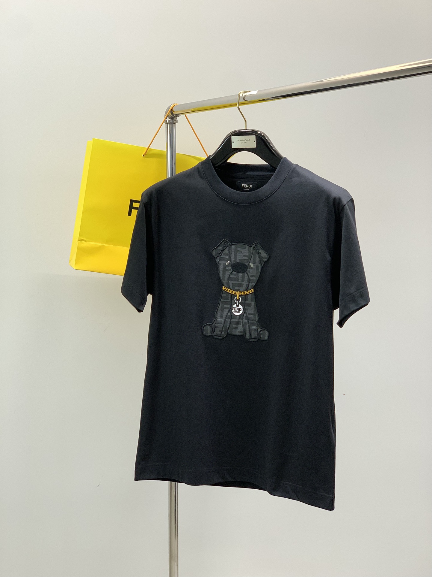 NO:681301,, FENDI Fendi, 2025 summer latest products, available at counters simultaneously, original goods, fashionable and casual round neck short-sleeved T-shirt, imported original fabric, top embroidery crafts letter pattern logo, unique design, upper body is comfortable and breathable, extremely high-grade, handsome upper body, 2 colors recommended, size S-XL,, fendi, fendi, T-shirt, tees, t-shirt,19860909,FENDI 芬迪,2025夏季最新品,专柜同步有售,原单狠货,时尚休闲圆领短袖T恤,进口原版面料,顶级刺绣工艺字母图案logo,独特设计,上身舒适透气,档次极高,上身帅气十足,2色推荐,码数S-XL,,fendi,fendi,T-shirt,tees，t-shirt,,Men's clothing