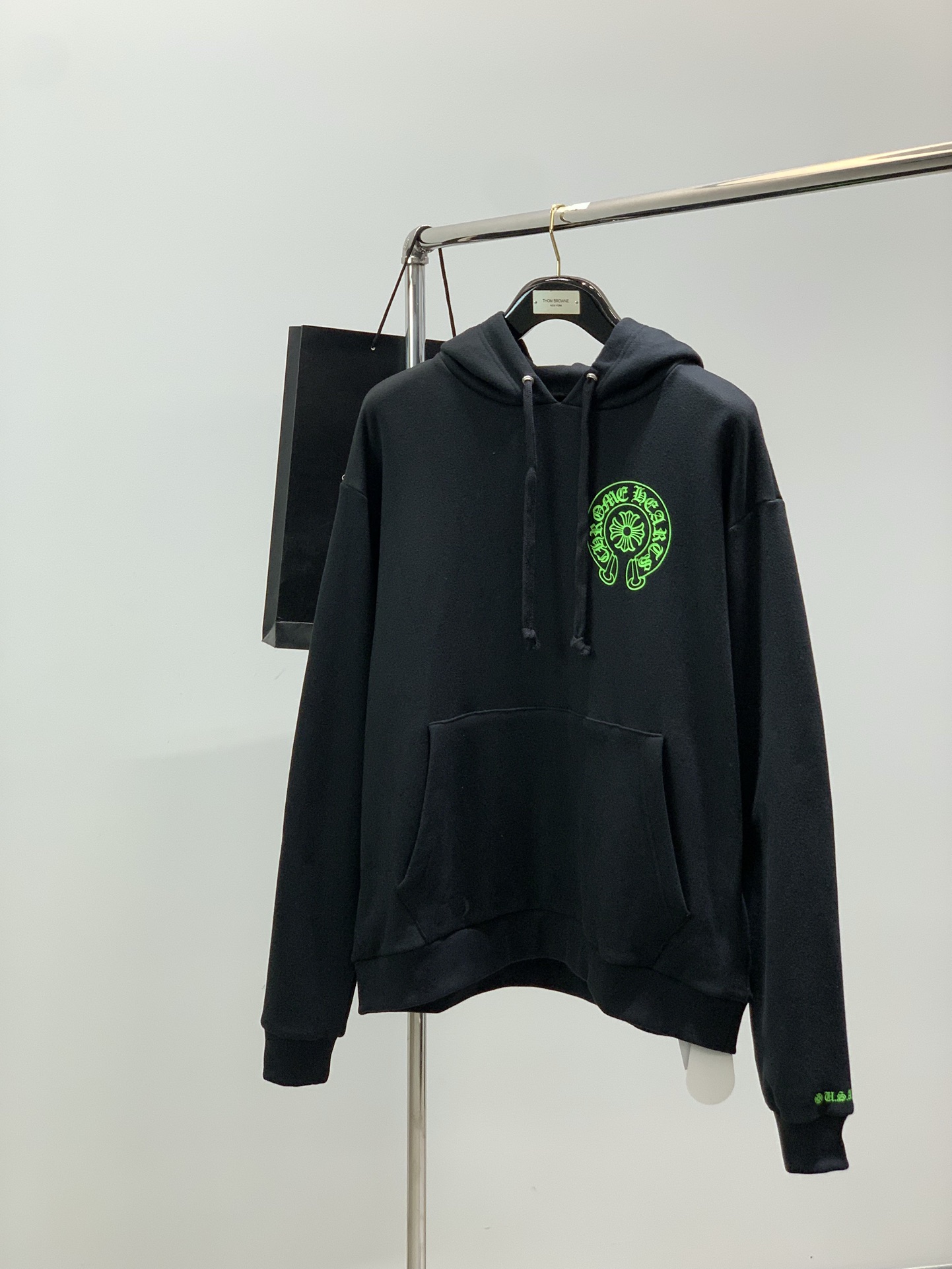 NO:681293,, Chrome Hearts, 2025 autumn and winter new products, available at counters simultaneously, original goods, fashionable and casual velvet hooded sweatshirt, made of imported original fabrics, top embroidery printing technology letter pattern logo, original hardware accessories decoration, unique design, counter sale, fashionable and handsome upper body, size S-XL size SMLXL length 69707172 bust 60626466  Shoulder width 53555759 Sleeve length 64656667,,chrome hearts,chrome hearts,hoodie,sweatshirts,hats,19860909,Chrome Hearts 克罗心,2025秋冬新品,专柜同步有售,原单狠货,时尚休闲加绒连帽卫衣,采用进口原版面料,顶级刺绣印花工艺字母图案logo,原版五金辅料装饰,独特设计,专柜卖相,上身时尚帅,码数S-XL 尺码SMLXL 衣长69707172 胸围60626466 肩宽53555759 袖长64656667,,chrome hearts,chrome hearts,hoodie,sweatshirts,hats,,Men's clothing