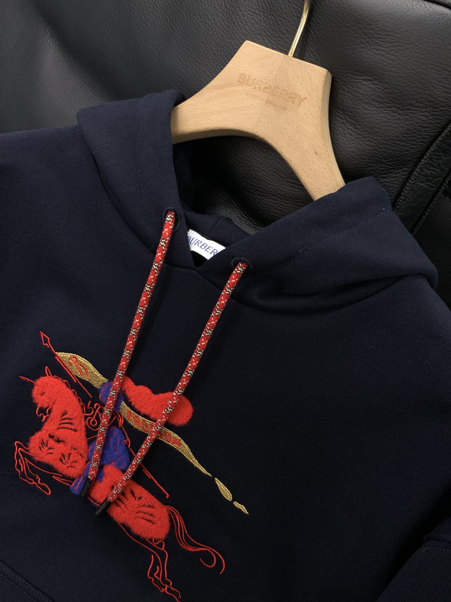 ，Burberry 巴宝莉，2025秋季最新品，专柜同步有售，原单狠货，时尚休闲连帽卫衣，进口原版面料，