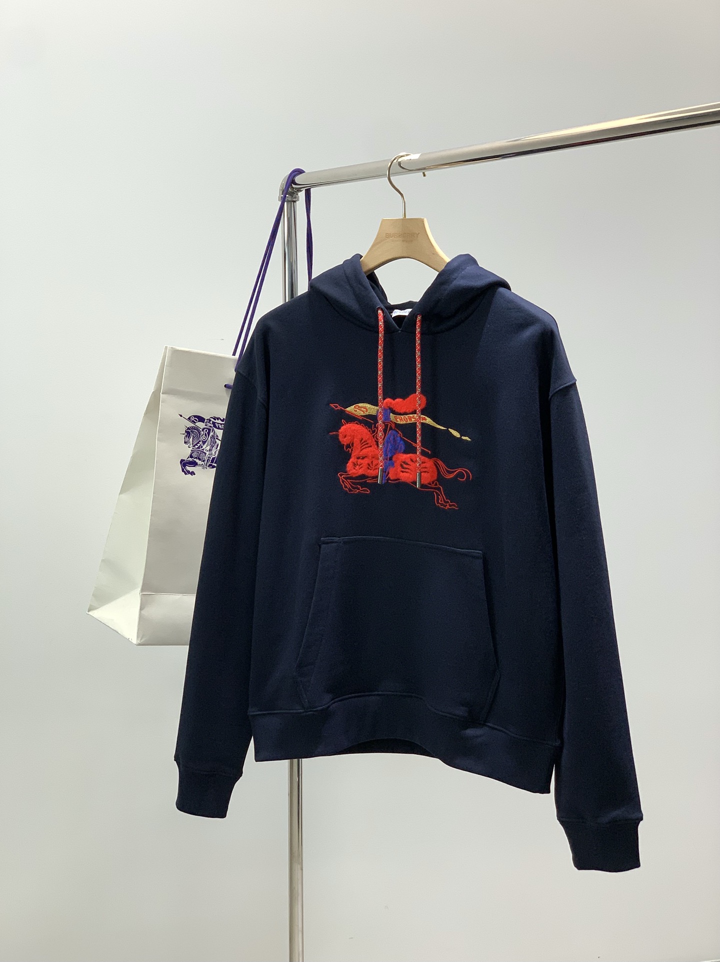 NO:681279,, Burberry, 2025 autumn latest products, available at counters at the same time, original goods, fashionable and casual hooded sweatshirt, imported original fabrics, the upper body is comfortable and breathable, top-notch embroidery technology letter pattern decoration logo, original hardware accessories decoration, extremely high-grade, comfortable and versatile, the upper body is very handsome, size S-XL size SMLXL length 64666870 bust 59636771  Shoulder width 56575859 Sleeve length 62.563.564.565.5,,burberry,burberry,hoodie,sweatshirts,hats,19860909,Burberry 巴宝莉,2025秋季最新品,专柜同步有售,原单狠货,时尚休闲连帽卫衣,进口原版面料,上身舒适透气,顶级刺绣工艺字母图案装饰logo,原版五金辅料装饰,档次极高,舒适百搭,上身帅气十足,码数S-XL 尺码SMLXL 衣长64666870 胸围59636771 肩宽56575859 袖长62.563.564.565.5,,burberry,burberry,hoodie,sweatshirts,hats,,Men's clothing