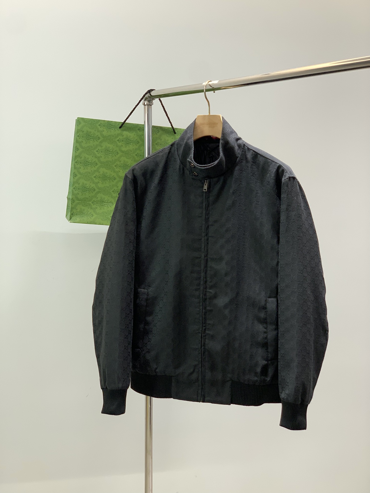 NO:681263,, Gucci Gucci, the latest model for winter 2025, available at counters at the same time, original order, fashionable and casual cotton jacket, the upper body is very unique!  Eye-catching and bright, imported original fabrics, top-quality jacquard crafts letter pattern decoration Logo, original hardware accessories decoration, simple yet fashionable, classic atmosphere, comfortable and breathable, handsome and stylish upper body, size S-XL size SMLXL length 6869.57172.5 bust 114118122126 shoulder width 4950.55253.5  Sleeve length 64656667,,gucci,gucci,jackets & coats,19860909,Gucci 古驰,2025冬季最新款,专柜同步有售,原单狠货,时尚休闲棉服外套,上身很有特点！吸睛而有亮点,进口原版面料,顶级提花工艺字母图案装饰Logo,原版五金辅料装饰,简单而不失时尚,经典大气,舒适透气,上身帅气有型,码数S-XL 尺码SMLXL 衣长6869.57172.5 胸围114118122126 肩宽4950.55253.5 袖长64656667,,gucci,gucci,jackets & coats,,Men's clothing