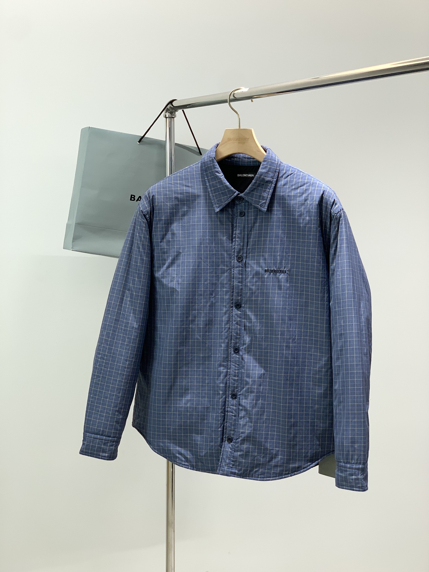 NO:681259,,Balenciaga Balenciaga, the latest model for winter 2025, available at counters simultaneously, original goods, popular fashionable casual cotton jacket, imported original fabrics, unique design, top-notch embroidery craft letter pattern decorative logo, original hardware accessories decoration, simple and fashionable, handsome upper body, complete three labels, size S-Xl,,balenciaga,balenciaga,jackets & coats,19860909,Balenciaga 巴黎世家,2025冬季最新款,专柜同步有售,原单狠货,爆款时尚休闲棉服外套,进口原版面料,独特设计,顶级刺绣工艺字母图案装饰logo,原版五金辅料装饰,简约时尚 ,上身帅气,三标齐全,码数S-Xl,,balenciaga,balenciaga,jackets & coats,,Men's clothing