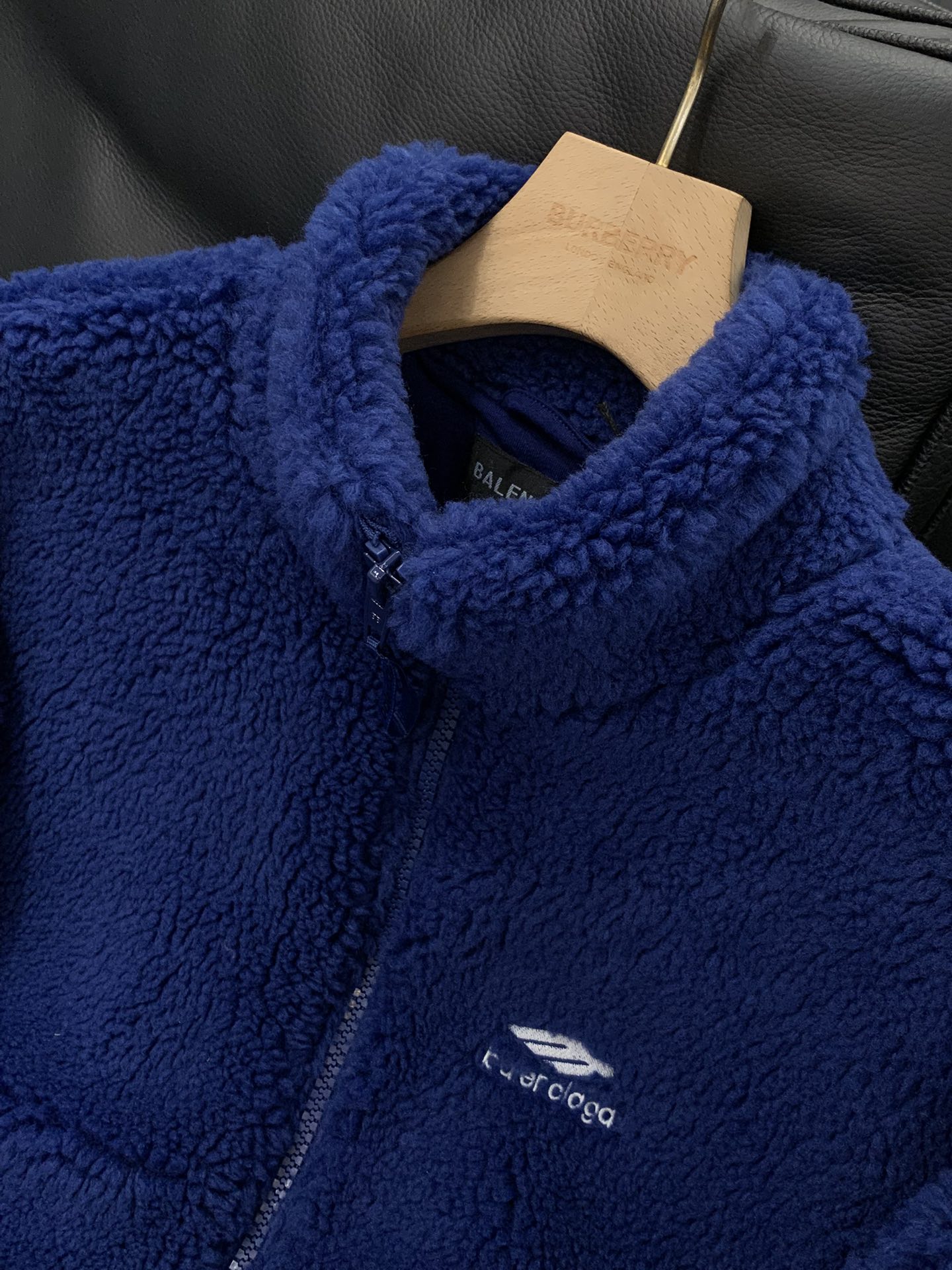 ，Balenciaga 巴黎世家，2025冬季最新款，专柜同步有售，原单狠货，爆款时尚休闲抓绒外套，进口