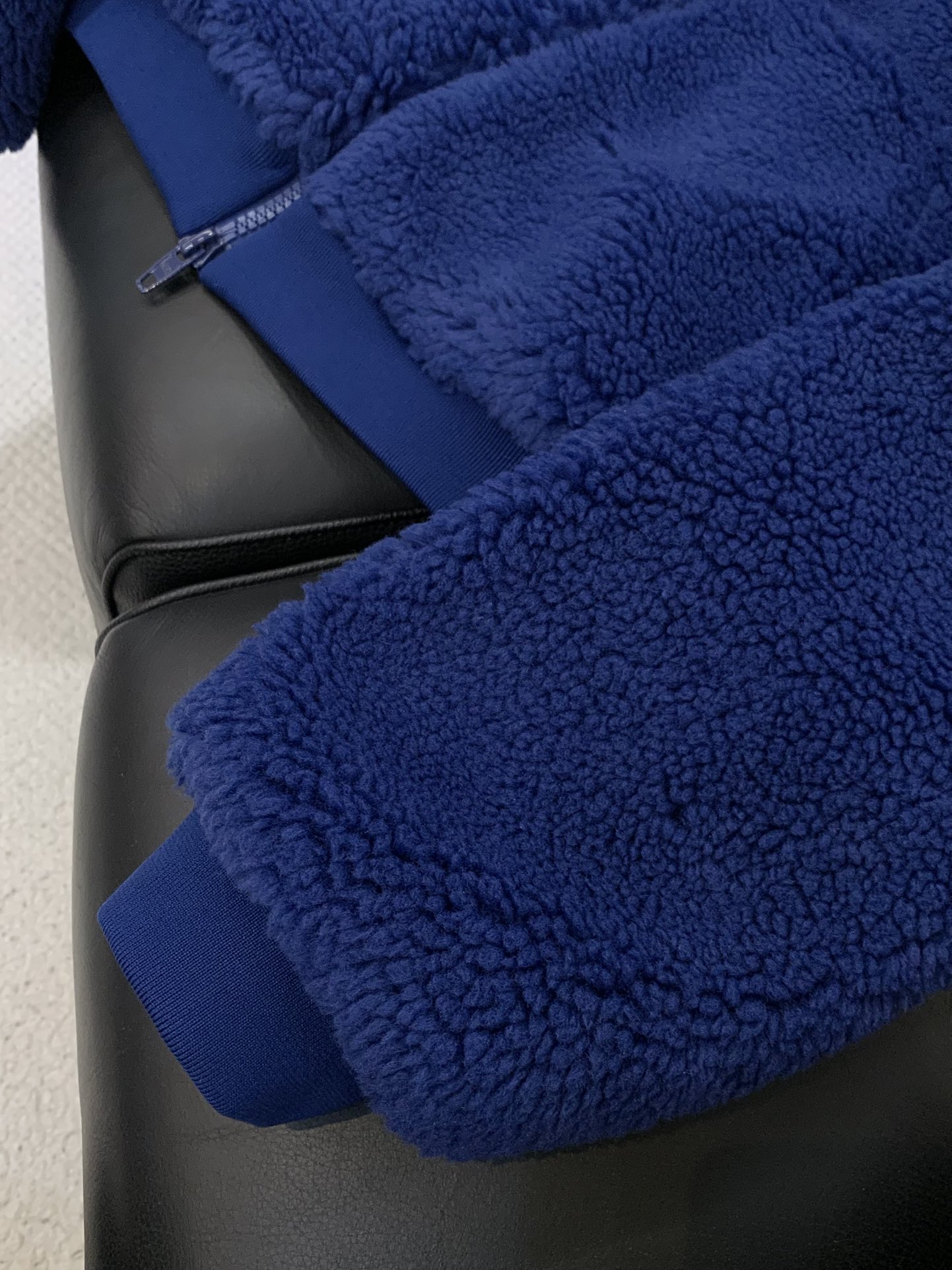 ，Balenciaga 巴黎世家，2025冬季最新款，专柜同步有售，原单狠货，爆款时尚休闲抓绒外套，进口