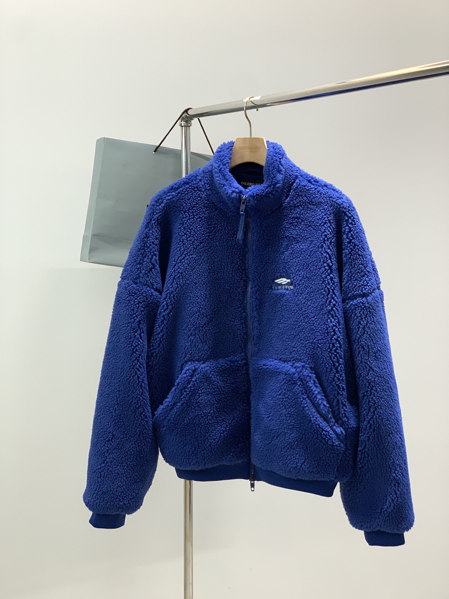 NO:681285,, Balenciaga, the latest model for winter 2025, available at counters simultaneously, original goods, popular fashionable casual fleece jacket, imported original fabrics, unique design, top embroidery craftsmanship letter pattern decorative logo, original hardware accessories decoration, simple and fashionable, handsome upper body, complete three standards, size S-Xl, size SMLXL, length 69707172, bust 69717375  Shoulder width 74767880,,balenciaga,balenciaga,jackets & coats,19860909,Balenciaga 巴黎世家,2025冬季最新款,专柜同步有售,原单狠货,爆款时尚休闲抓绒外套,进口原版面料,独特设计,顶级刺绣工艺字母图案装饰logo,原版五金辅料装饰,简约时尚 ,上身帅气,三标齐全,码数S-Xl 尺码SMLXL 衣长69707172 胸围69717375 肩宽74767880,,balenciaga,balenciaga,jackets & coats,,Men's clothing