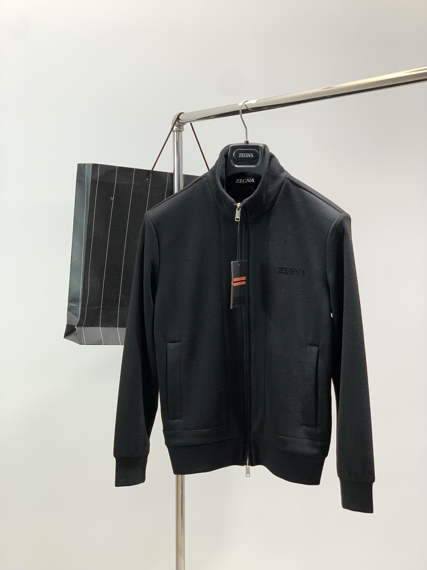 一套，杰尼亚 Zegna，2025秋季最新品，专柜同步有售，原单狠货，时尚休闲套装，采用进口原版面料，舒