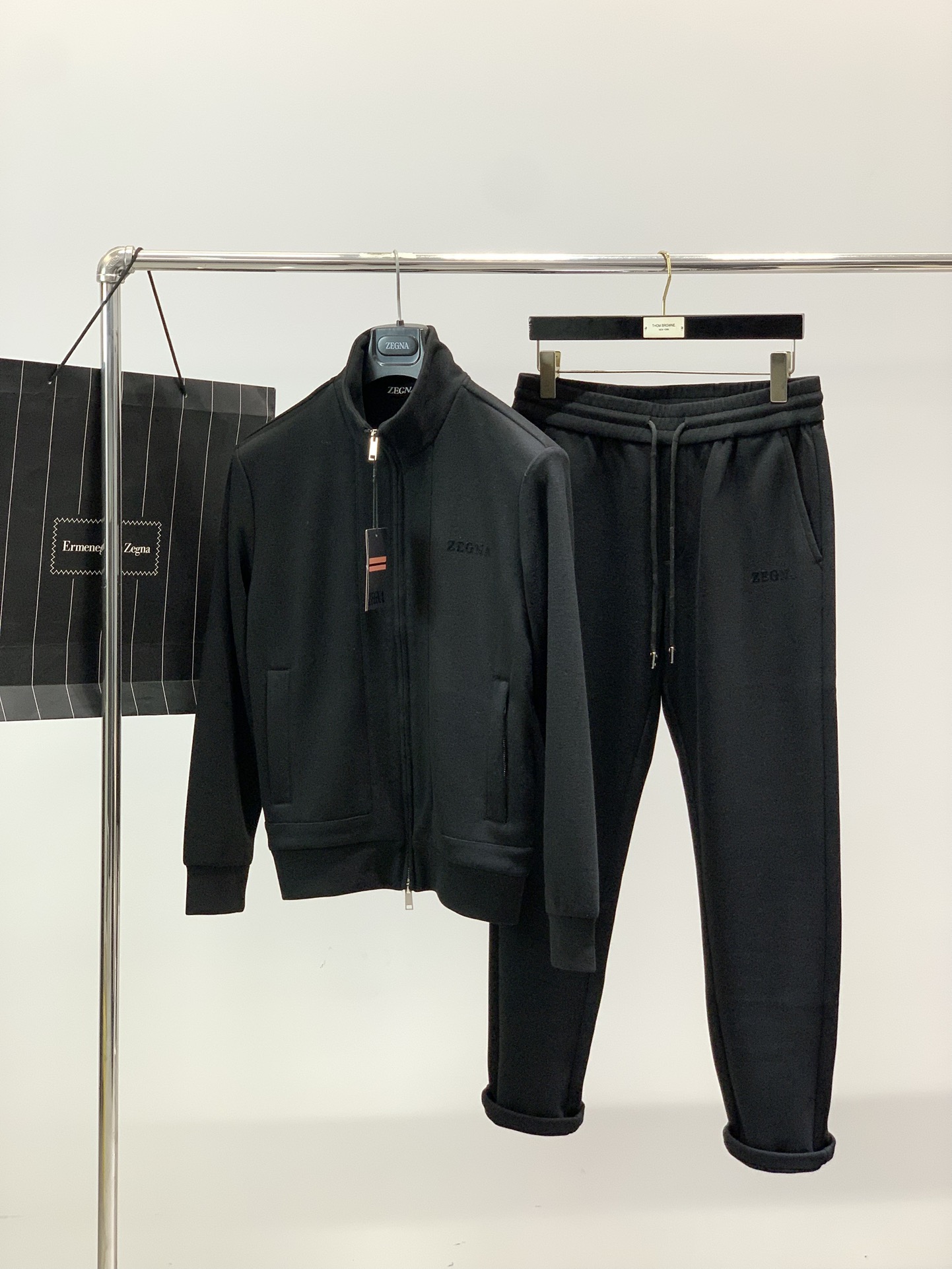 一套，杰尼亚 Zegna，2025秋季最新品，专柜同步有售，原单狠货，时尚休闲套装，采用进口原版面料，舒