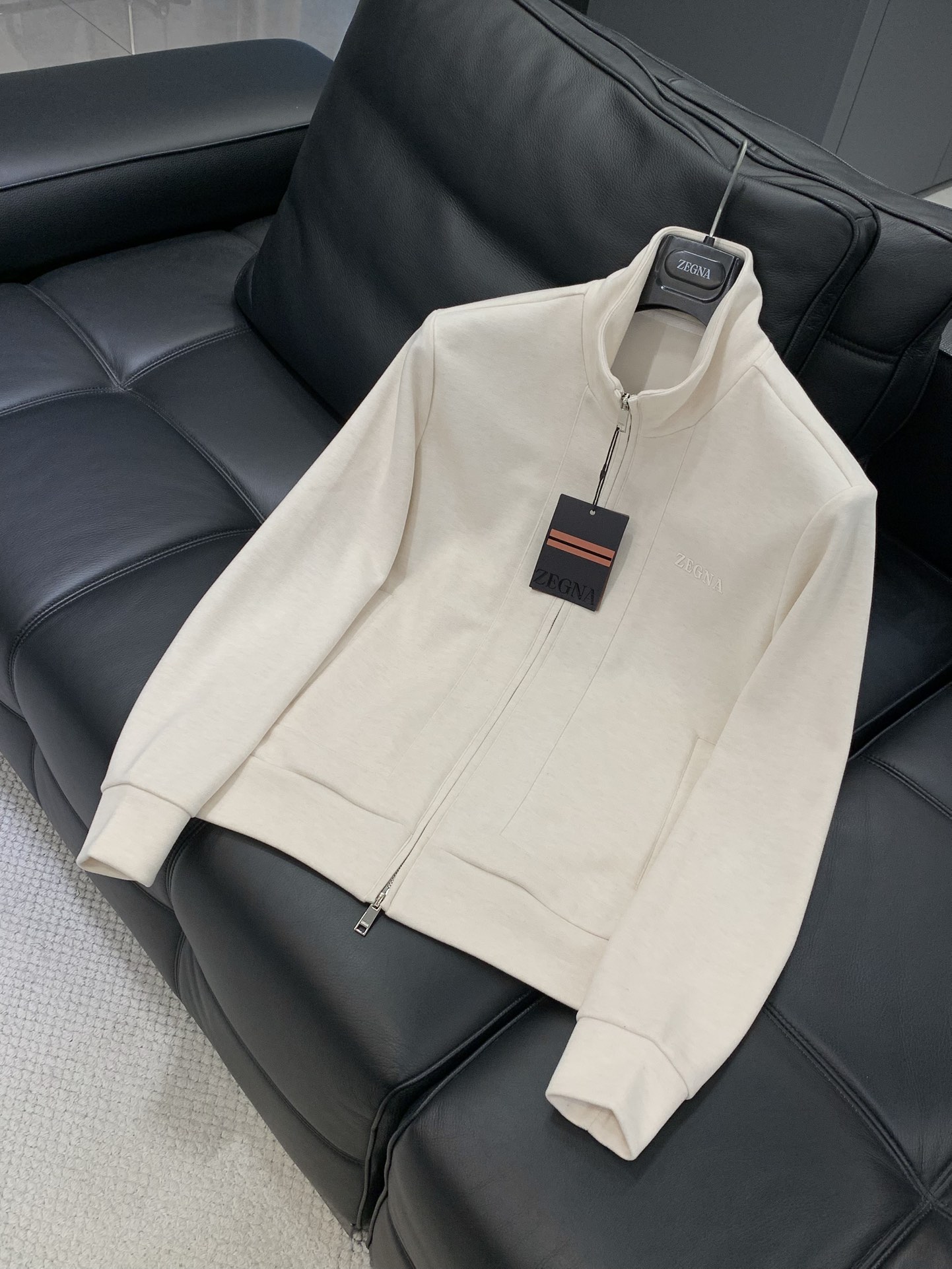 一套，杰尼亚 Zegna，2025秋季最新品，专柜同步有售，原单狠货，时尚休闲套装，采用进口原版面料，舒