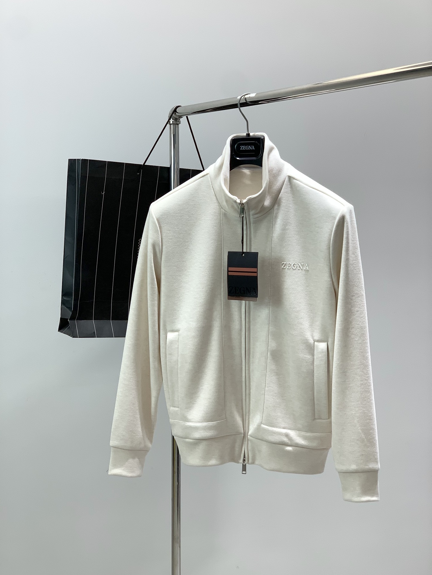 一套，杰尼亚 Zegna，2025秋季最新品，专柜同步有售，原单狠货，时尚休闲套装，采用进口原版面料，舒