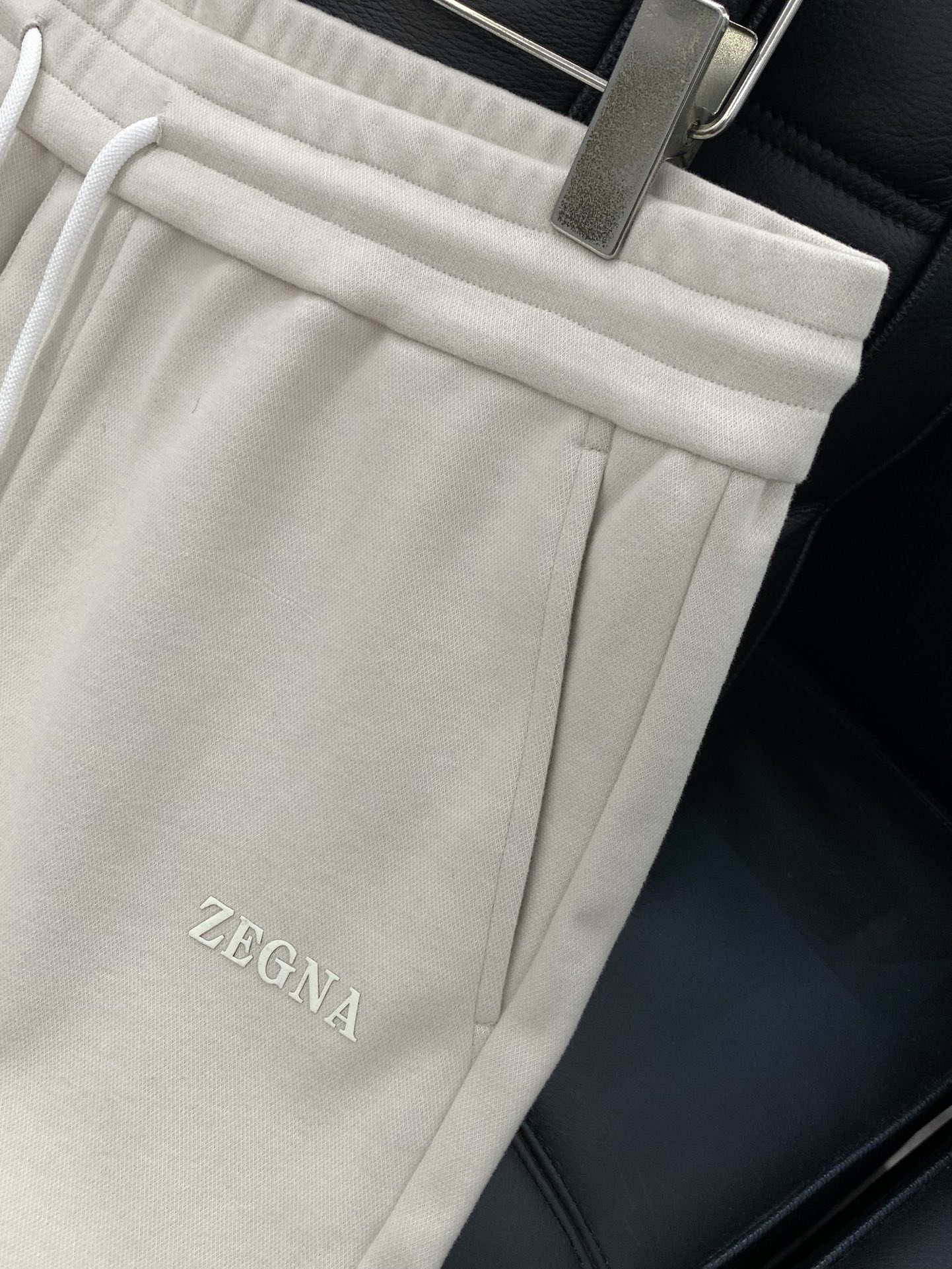 一套，杰尼亚 Zegna，2025秋季最新品，专柜同步有售，原单狠货，时尚休闲套装，采用进口原版面料，舒