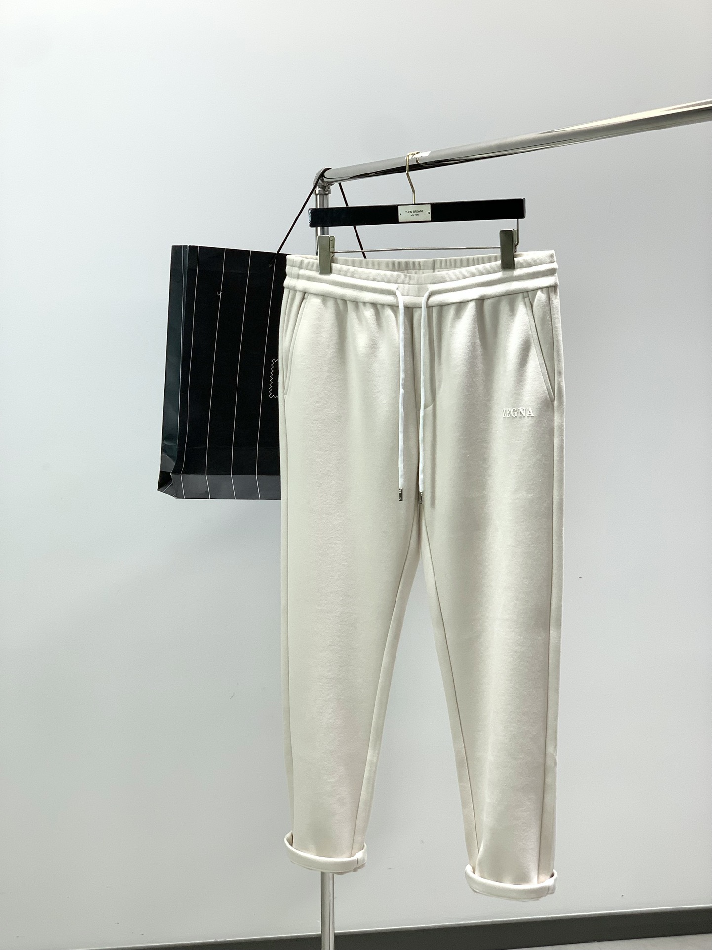 一套，杰尼亚 Zegna，2025秋季最新品，专柜同步有售，原单狠货，时尚休闲套装，采用进口原版面料，舒