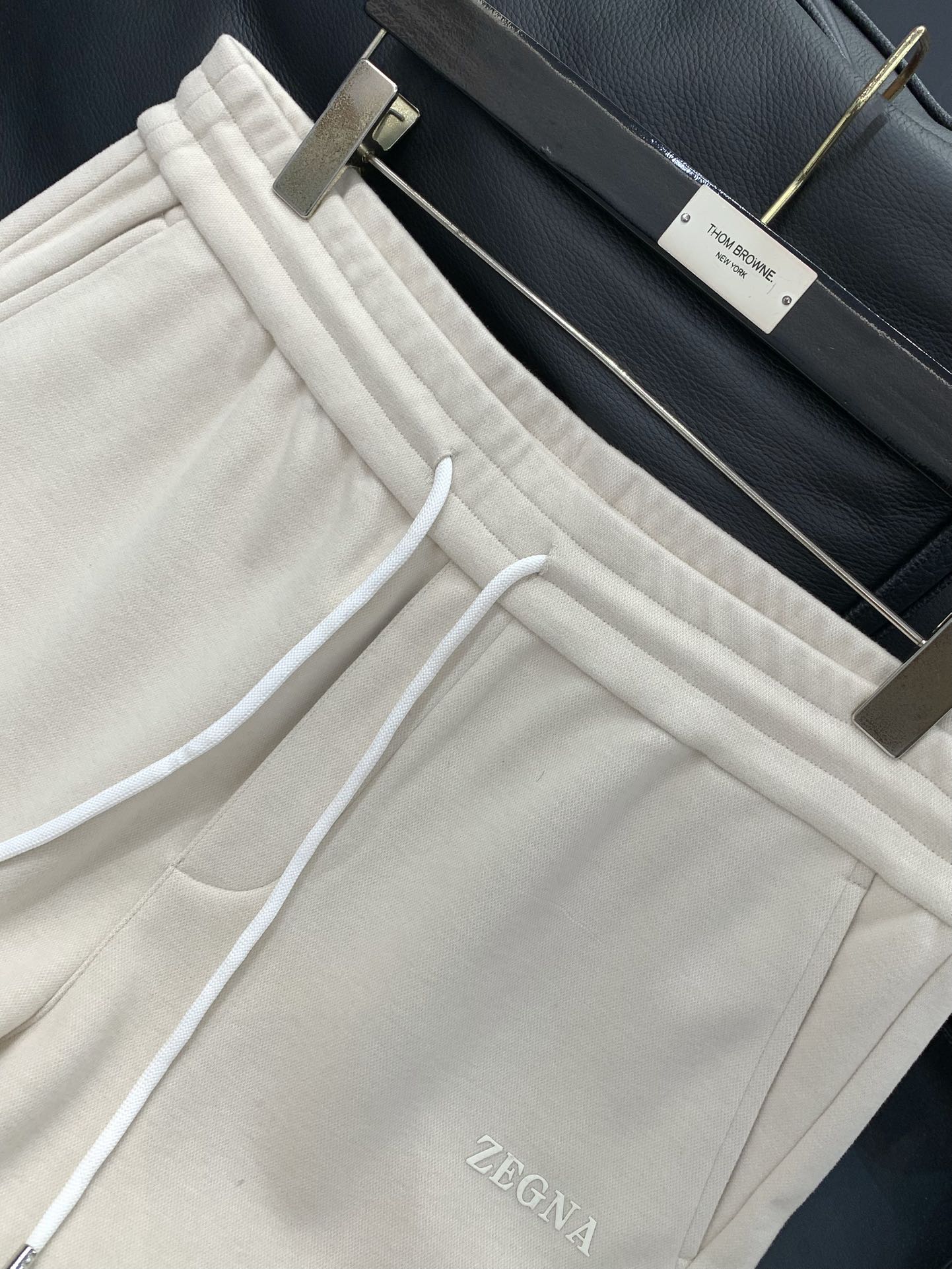 一套，杰尼亚 Zegna，2025秋季最新品，专柜同步有售，原单狠货，时尚休闲套装，采用进口原版面料，舒