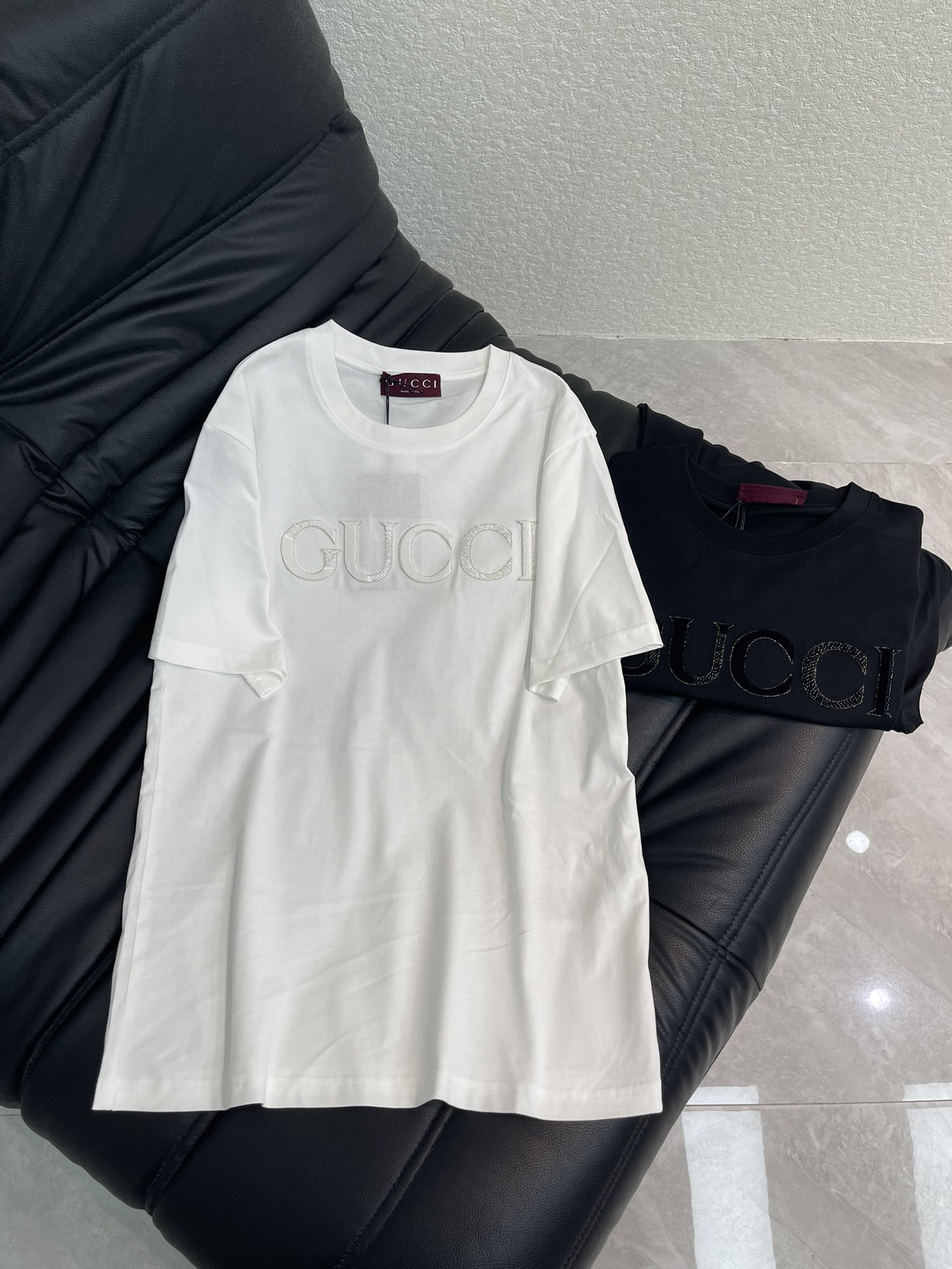 NO:683637,Gucc*26 new spring and summer new model, exquisite toothbrush embroidery, bead embroidery short-sleeved T-shirt, high-end fabric, skin-friendly, breathable and comfortable, iconic letter pattern, low-key luxury, age-reducing girlhood!  A must-have artifact for Bai Fumei!  The classic version is versatile and easy to wear. It is highly recommended to keep it for yourself!  The quality of workmanship depends on the details SML A,,gucci,T-shirt,tees,t-shirt,19860909Gucc*26春夏新款精致牙刷绣钉珠刺绣短袖T恤 高订面料 亲肤透气舒适 标志性字母图案低调奢华 减龄少女时代！白富美必备神器！ 经典版型百搭不挑人 强烈推荐自留款！ 做工品质看细节 SML A,,gucci,T-shirt,tees，t-shirt,,Women's clothing