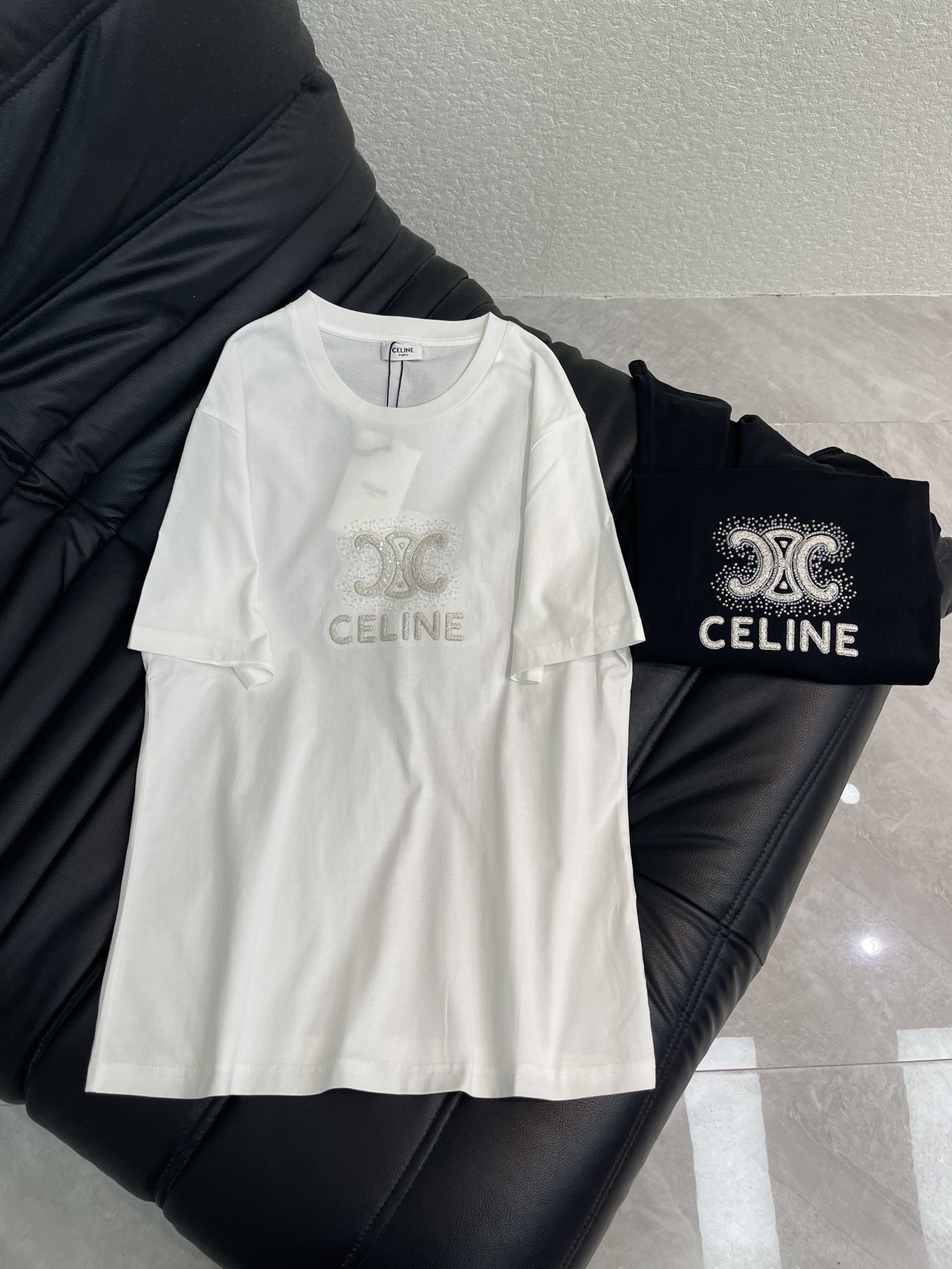 NO:667564,Celin*26 new spring and summer embroidered beaded logo short-sleeved shirt. Customized YB mercerized cotton material, breathable and comfortable, full texture, regular short-sleeved shirt cut, using embroidery beading process to outline the Arc de Triomphe letter logo decoration, which emits light with the refraction of light, enhances brand recognition, distinct layers, classic black and white two-color, versatile and refreshing, daily communication, relaxed and fashionable. SML,,celine,T-shirt, 19860909Celin*26春夏新款刺绣钉珠徽标短袖恤.定制YB丝光全棉材质,透气舒适,质感十足,常规短袖恤剪裁,利用刺绣工艺钉珠处理,勾勒出凯旋门字母徽标装饰,随光线折射散发光芒,加强品牌辨识度,层次分明,经典黑白双色,百搭清爽,日常传达,松弛时髦.SML,,celine,T-shirt, ,Women's clothing