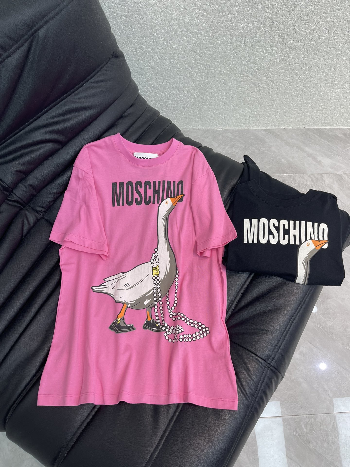 NO:667562,Moschin*26 new spring and summer contrasting printed logo short-sleeved T-shirt. Customized YB twill cotton weaving, breathable and comfortable, light and delicate, loose short-sleeved T-shirt cut, using printing technology to restore the color, outline the pearl necklace and goose letter logo decoration, strengthen brand recognition, distinct layers, create fashion style, black and versatile, rose pink playful, daily casual, reduce age. SML A,, T-shirt, tees, t-shirt, necklace,  19860909Moschin*26春夏新款撞色印花徽标短袖T恤.定制YB斜纹全棉织造,透气舒适,轻薄细腻,宽松短袖T恤剪裁,利用印花工艺还原色彩,勾勒出珍珠项链大鹅字母徽标装饰,加强品牌辨识度,层次分明,打造时尚风格,黑色百搭 玫粉色俏皮,日常随意,减龄往上.SML A,,T-shirt,tees，t-shirt,necklace, ,Women's clothing