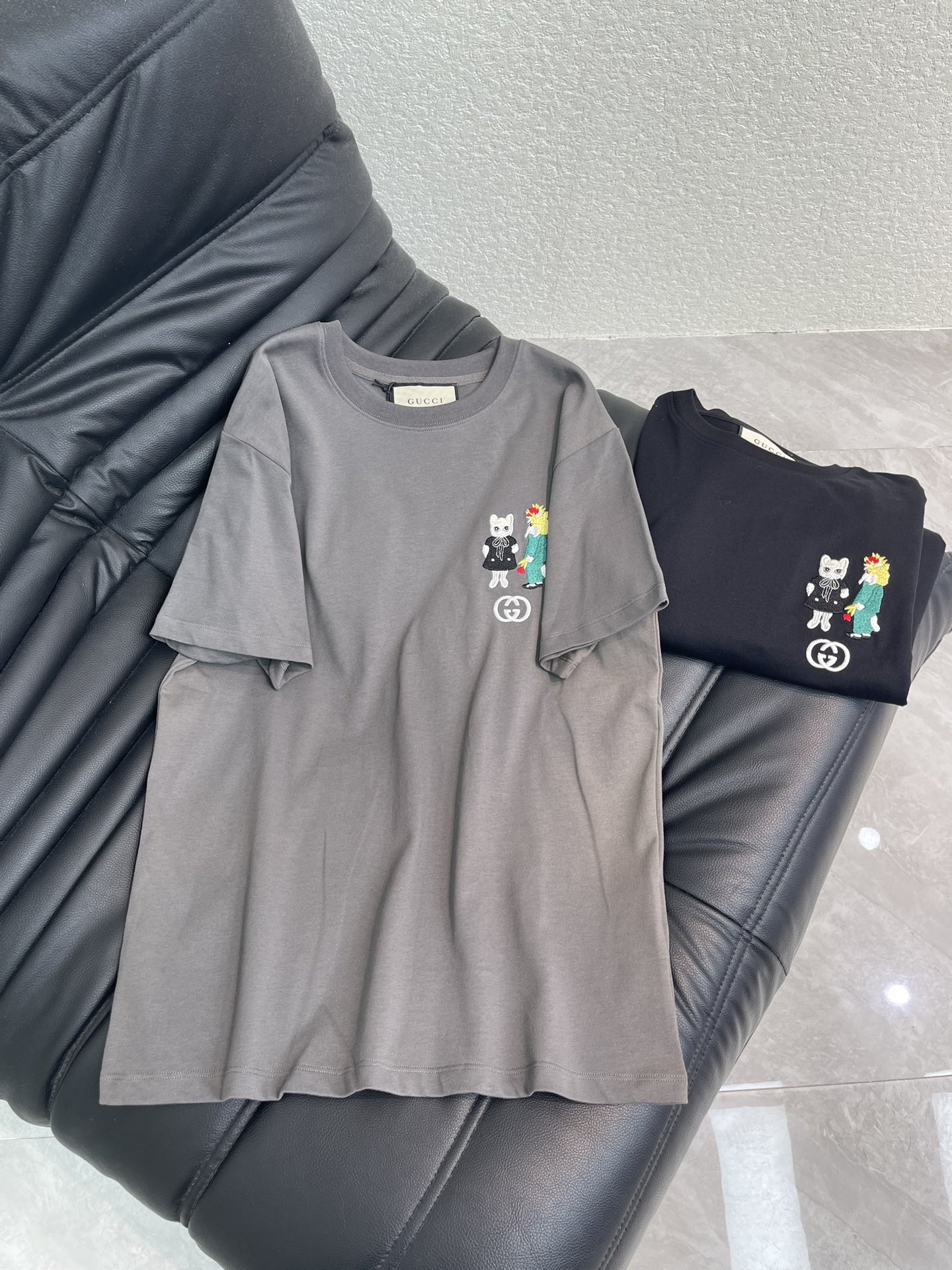 NO:683654,Gucc*26 new spring and summer style simple embroidered cartoon doll double G letter short-sleeved T-shirt. Pure cotton fabric. High-density fashionable sports style. Every daily wear. Playful and age-reducing design elements full of vitality. High quality. Size SML A,, gucci, T-shirt, tees, t-shirt,19860909Gucc*26春夏新款简约刺绣卡通公仔双G字母短袖T恤 纯棉面料 高密度时髦运动风 每个日常的穿搭 俏皮减龄充满元气的设计元素 高品质 尺码SML A,,gucci,T-shirt,tees，t-shirt,,Women's clothing