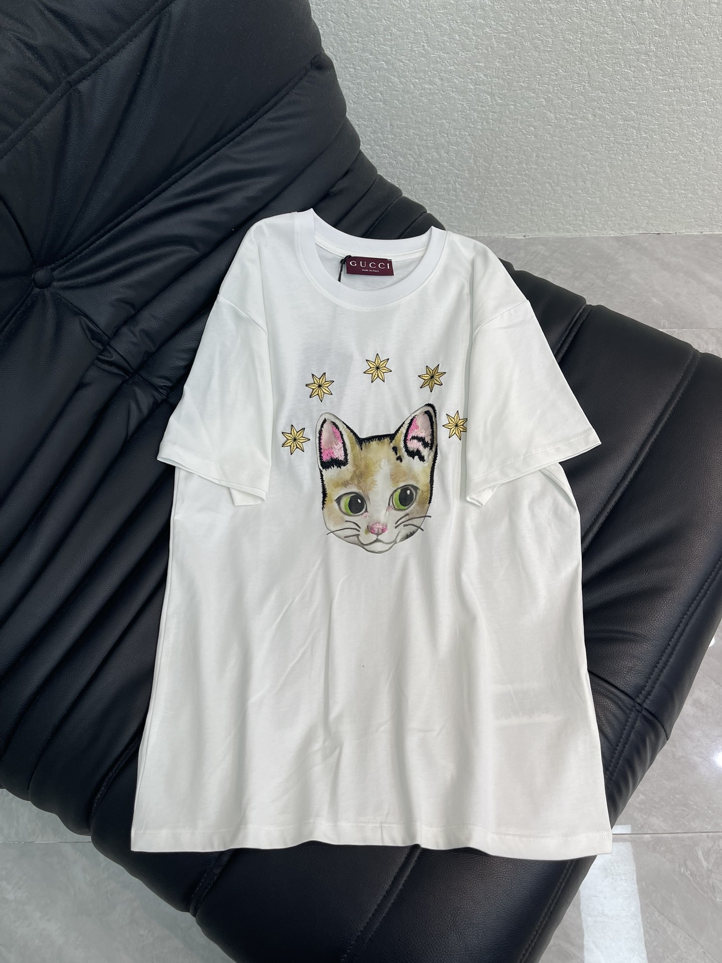NO:683660,Gucc*26 new spring and summer short-sleeved T-shirt with cat head embroidery print pattern. Pure cotton fabric. High-density fashionable sports style. Every daily wear. Playful and age-reducing design elements full of vitality. High quality. Size SML A,, gucci, T-shirt, tees, t-shirt,19860909Gucc*26春夏新款猫头刺绣印花图案短袖T恤 纯棉面料 高密度时髦运动风 每个日常的穿搭 俏皮减龄充满元气的设计元素 高品质 尺码SML A,,gucci,T-shirt,tees，t-shirt,,Women's clothing
