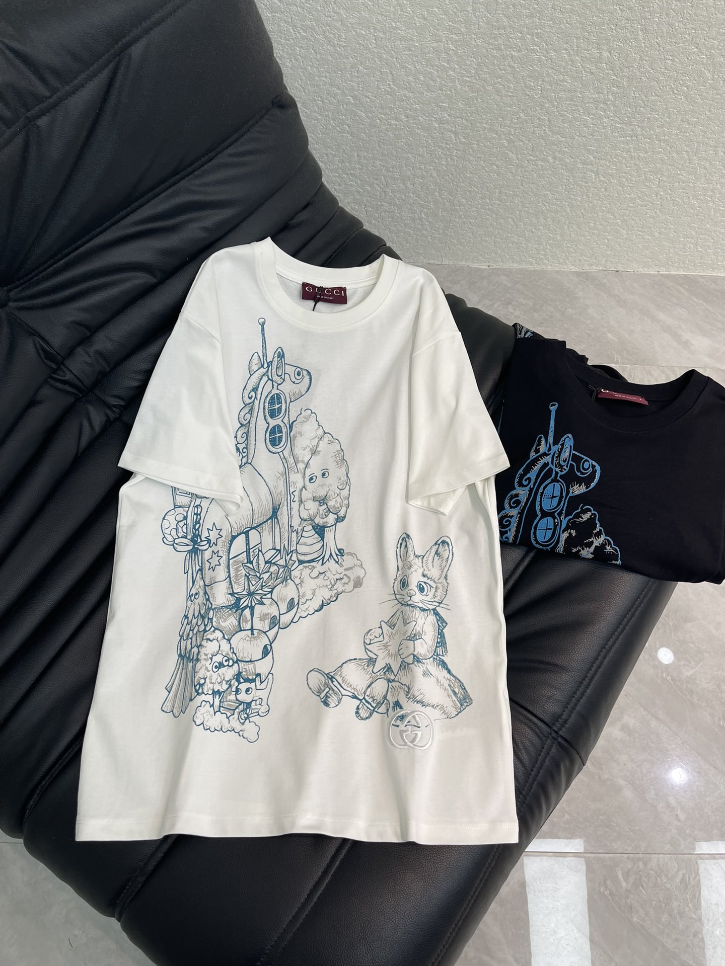 NO:683649,Gucc*26 new spring and summer cartoon pony cat print short-sleeved T-shirt. Pure cotton fabric. High-density fashionable sports style. Every daily wear. Playful and age-reducing design elements full of vitality. High quality. Size SML A,, gucci, T-shirt, tees, t-shirt,19860909Gucc*26春夏新款卡通小马猫咪印花短袖T恤 纯棉面料 高密度时髦运动风 每个日常的穿搭 俏皮减龄充满元气的设计元素 高品质 尺码SML A,,gucci,T-shirt,tees，t-shirt,,Women's clothing