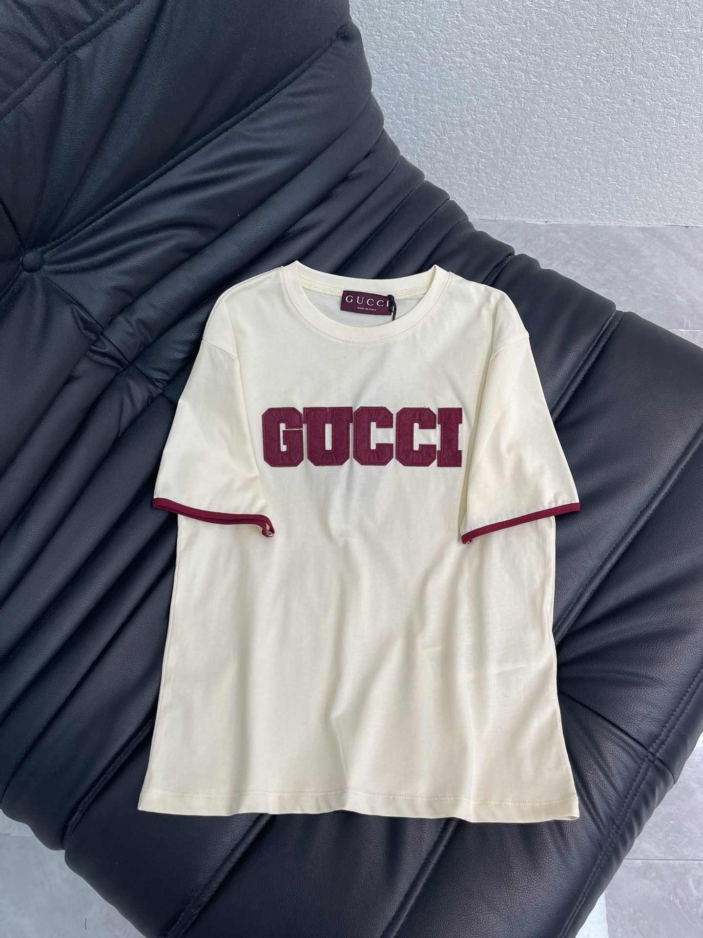 NO:667582,Gucc*26 new spring and summer round neck contrasting color logo short-sleeved T-shirt. Customized YB native cotton material, fine texture, comfortable and breathable, regular short-sleeved cutting, highlighting the brand style, using native cotton material, high-grade glossy texture, embroidery patch technology and contrasting color design  , restore the letter logo, the three-dimensional texture highlights the brand style, the color of the cuffs is outlined and echoed, the overall western style reduces age, and the outfit is retro and advanced. SML,, gucci, T-shirt, tees, t-shirt, alexander  wang19860909Gucc*26春夏新款圆领撞色徽标短袖T恤.定制YB原生全棉材质,质感细腻,舒适透气,常规短袖裁剪,凸显品牌格调,采用原生全棉材质,质感高级光泽,刺绣贴布工艺搭配撞色设计,还原字母徽标,立体质感凸显品牌格调,袖口包边色彩勾勒呼应,整体洋气减龄,穿搭复古高级.SML,,gucci,T-shirt,tees，t-shirt, ,Women's clothing