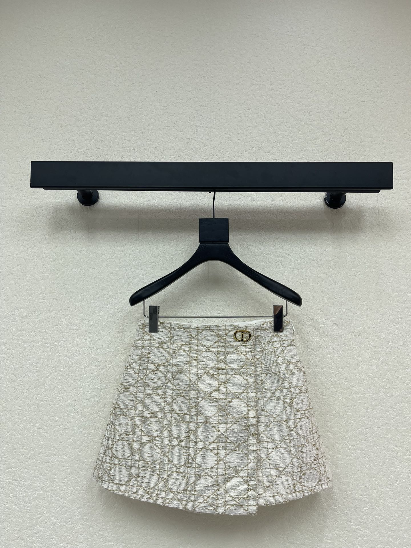 NO:683628,Dio*26 new cannage pattern woven jacquard jacket and culottes suit. Customized YB imported jacquard material, high-end texture, full appearance, round neck silhouette jacket version, dropped shoulders and cocoon-shaped design to accommodate the human body, loose cutting, more slender figure, front placket and collar cuffs are bound with three-dimensional white  Light up the details, with the delicate golden yarn regularly interwoven to create a cannage pattern all over the body, paired with the same series of culottes, the short cut has a one-piece front cover, and the waist is embellished with a CD logo.  half,,dior,skirts,jackets & coats,19860909Dio*26新款藤格纹编织提花外套裙裤套装.定制YB进口提花材质,质感高级,品相十足,圆领廓形外套版型,落肩茧形设计包容人体,宽松裁剪,更显身姿纤细,前襟和领口袖口以立体白色捆边点亮细节,配合细腻的金色纱线规则交织出藤格纹满铺于全身,搭配同系列裙裤,短款剪裁前侧一片式遮挡,腰间配合CD标点缀,名媛格调立显,套装上身无需苦恼穿搭,增添了气质名媛魅力.SML 半,,dior,skirts,jackets & coats,,Women's clothing