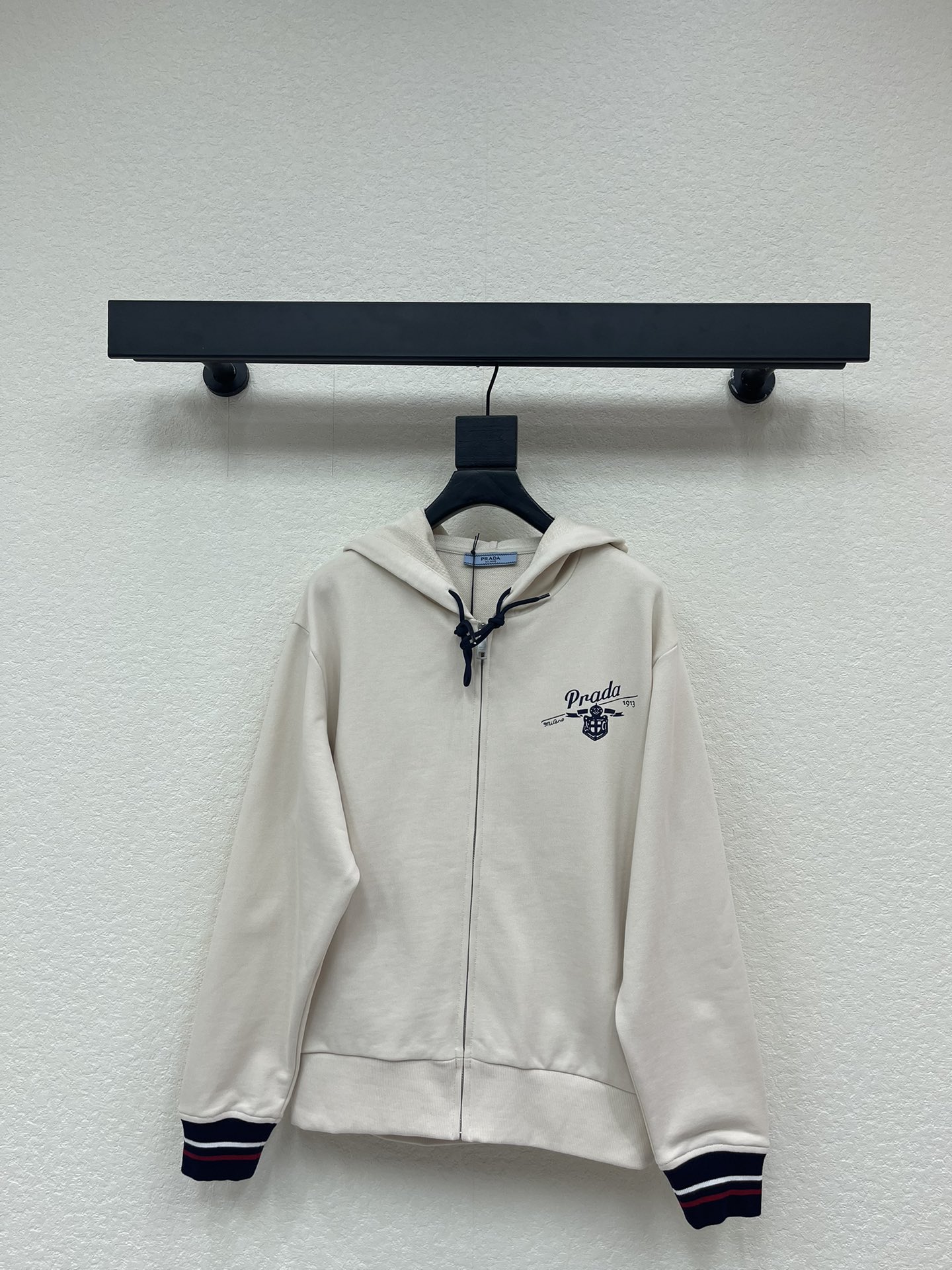 NO:683625,Prad*26 new early spring hooded drawstring zipper sweatshirt jacket. Customized YB native cotton material, comfortable and soft, stylish to wear, hooded zipper sweatshirt jacket style, both sleeves are spliced with dark black stripes and threaded edges, low-key highlighting the personalized design, one-sided printing process on the chest, depicting the iconic shield letter logo pattern, with super  The oversized silhouette creates a strong street casual style, adds a relaxed artistic atmosphere, and is comfortable and fashionable to wear. It can be easily controlled whether it is daily travel or leisure and entertainment. SML, prada, versace, hoodie, sweatshirts, jackets  & coats,hats,19860909Prad*26早春新款连帽抽绳拉链卫衣外套.定制YB原生全棉材质,舒适软糯,穿搭洋气,连帽拉链卫衣外套版型,两袖拼接深黑条纹螺纹包边,低调彰显了个性设计,胸前单侧印花工艺,描绘标志性盾牌字母徽标图案,配合超廓形oversized,打造浓浓街头休闲风格,增添松弛艺术气息,穿搭舒适时尚,无论日常出行还是休闲娱乐,都能轻松驾驭.SML,,prada,versace,hoodie,sweatshirts,jackets & coats,hats,,Women's clothing