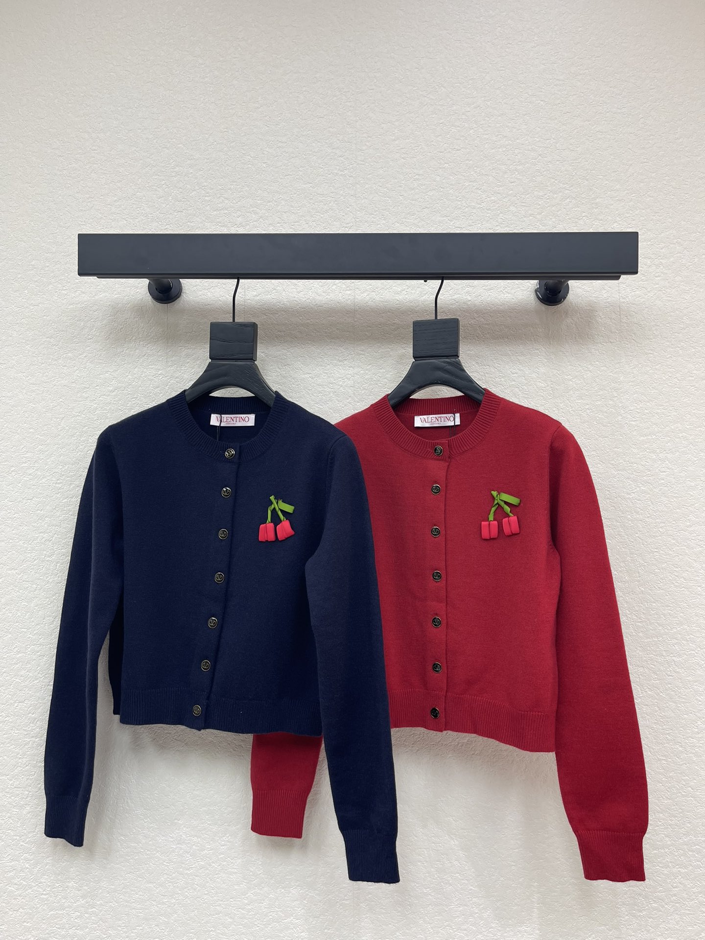 NO:683673,VALENTIN*26 new early spring cherry round neck long-sleeved knitted cardigan!  Customized wool yarn weaving, comfortable and soft, fashionable to wear, round neck long-sleeved cardigan cut, three-dimensional cherry decoration on the chest, full of sweetness and cuteness, low-key highlighting the brand's personality and charm, rich design layers, comfortable and fashionable to wear, easy to control whether it is daily travel or leisure and entertainment, a must-have for age reduction!  SML A,,valentino,19860909VALENTIN*26早春新款樱桃圆领长袖针织开衫！定制羊毛纱线织造 舒适软糯 穿搭洋气 圆领长袖开衫剪裁 胸前立体樱桃装饰 甜美可爱感十足 低调彰显了品牌个性魅力 丰富设计层次 穿搭舒适时尚 无论日常出行还是休闲娱乐 都能轻松驾驭 减龄必备！SML A,,valentino,,Women's clothing