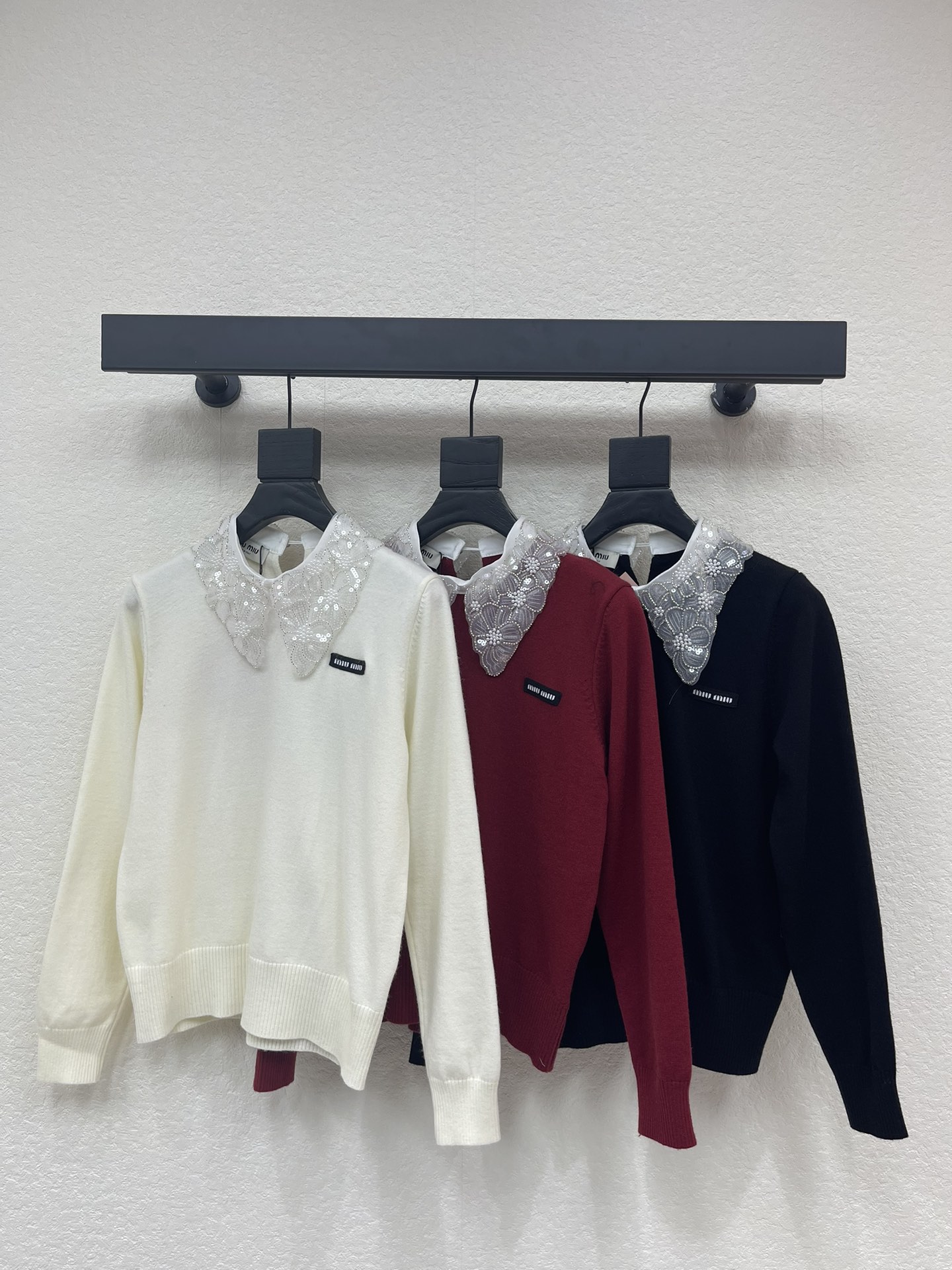 NO:683669,MiuMi*26 early spring new style lace lapel beaded knitted long sleeves!  Customized wool yarn weaving, dense fine knitting, comfortable and skin-friendly, lapel long-sleeved sweater tailoring, chest letter logo embroidered logo design, the neckline is outlined with dense beads to create a gorgeous relaxed feeling and rich design layering. The version is tolerant of the figure, and the outfit is fashionable for age-reducing!  SML A,,miumiu,sweaters,19860909MiuMi*26早春新款蕾丝翻领钉珠针织长袖！定制羊毛纱线织造 密度细针织造 舒适亲肤 翻领长袖毛衣剪裁 胸口字母logo刺绣徽标设计 领口以密集珠勾勒轮廓边条 穿出华丽松弛感丰富设计层次感 版型包容身材,穿搭减龄时髦！SML A,,miumiu,sweaters,,Women's clothing