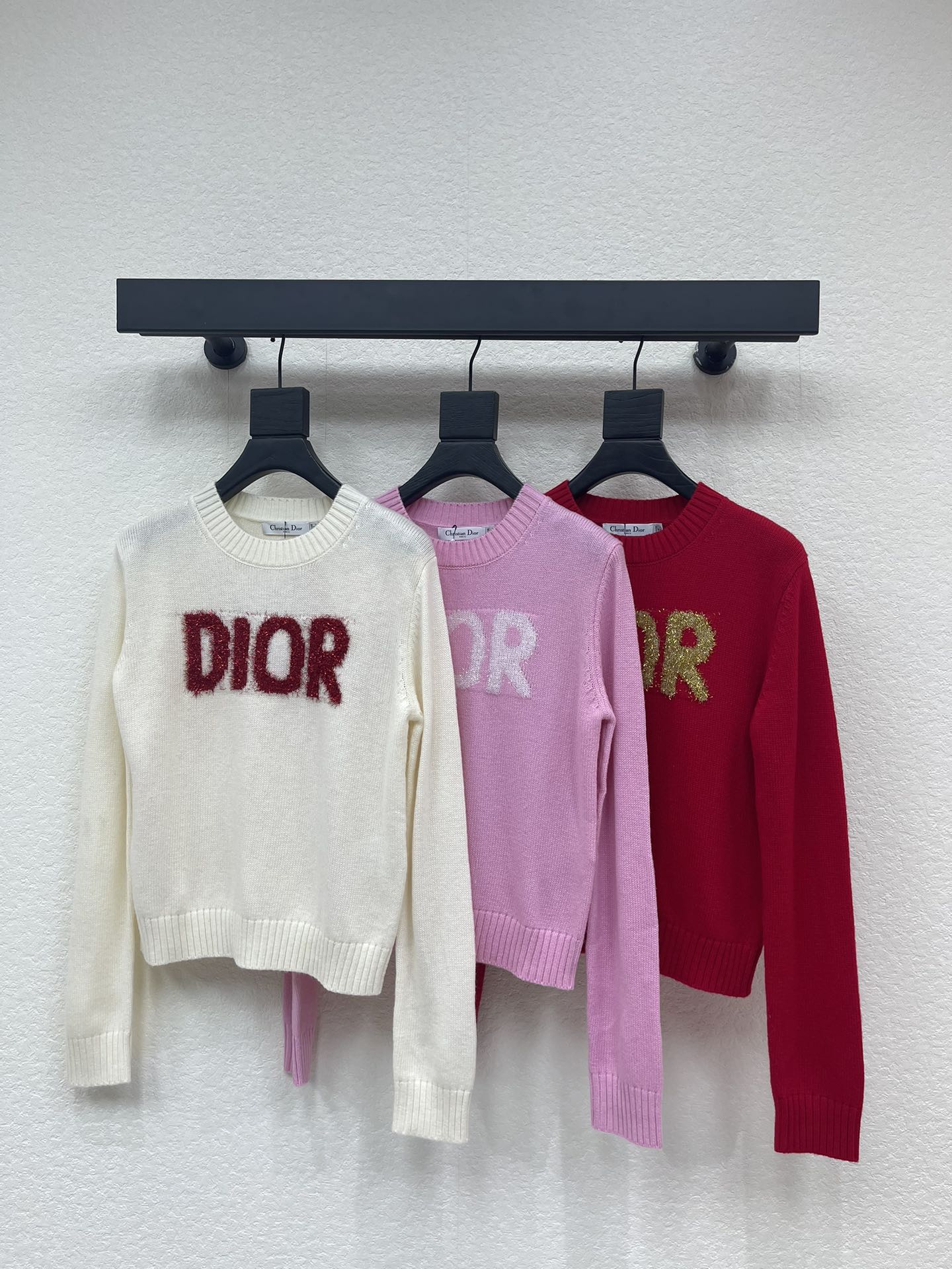 NO:683648,Dio*26 early spring new round neck letter knitted long sleeves!  Customized wool yarn material, skin-friendly, soft, breathable and comfortable, full of texture, regular pullover knitted sweater cut, slightly stretchy, showing a slimming visual effect, contrasting letter pattern on the chest, highlighting the brand positioning, doubling the youthful and beautiful atmosphere, highlighting the fashionable style!  SML,,dior,sweaters,19860909Dio*26早春新款圆领字母针织长袖！定制羊毛纱线材质,亲肤柔软透气舒适,质感十足,常规套头针织毛衣裁剪,略带有弹力,呈现显瘦视觉效果,胸前撞色字母图案,彰显品牌定位,青春美高气息倍增,彰显时尚格调！SML,,dior,sweaters,,Women's clothing