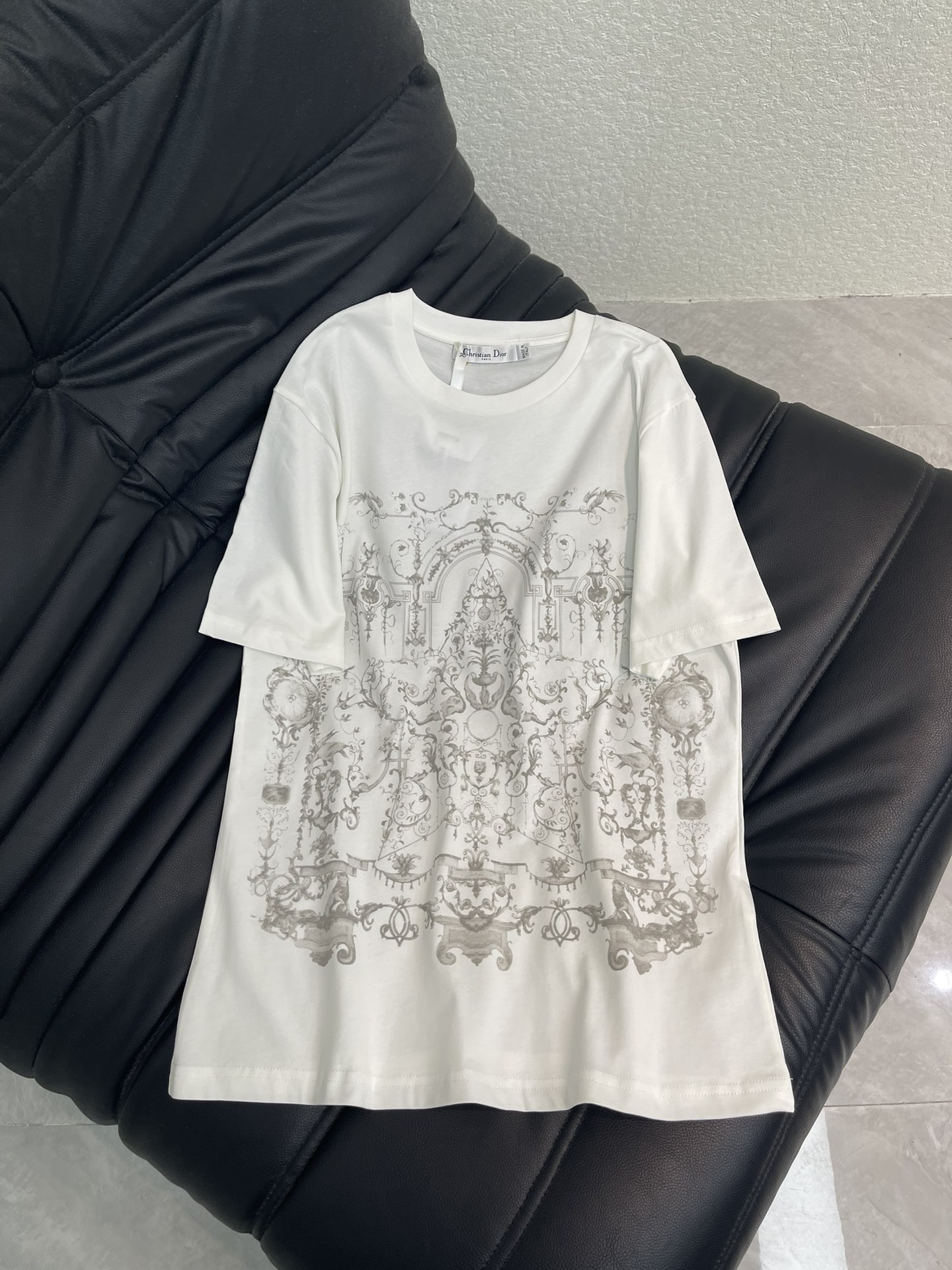 NO:685276,Dio*26 new spring and summer vacation series, garden five-pointed star printed pattern short-sleeved T-shirt. Imported pure cotton fabric has a great texture!  A girly, age-reducing yet fashionable item!  The classic version is versatile and doesn’t pick anyone’s upper body, so you don’t need it if you don’t want it!  The quality of workmanship depends on the details!  SML,,dior,T-shirt,tees,t-shirt,19860909Dio*26春夏新品度假系列,花园五角星印花图案短袖T恤.进口纯棉面料质感超赞！气质少女风减龄又时髦单品！经典版型百搭不挑人上身美的不要不要的！做工品质看细节！SML,,dior,T-shirt,tees，t-shirt,,Women's clothing