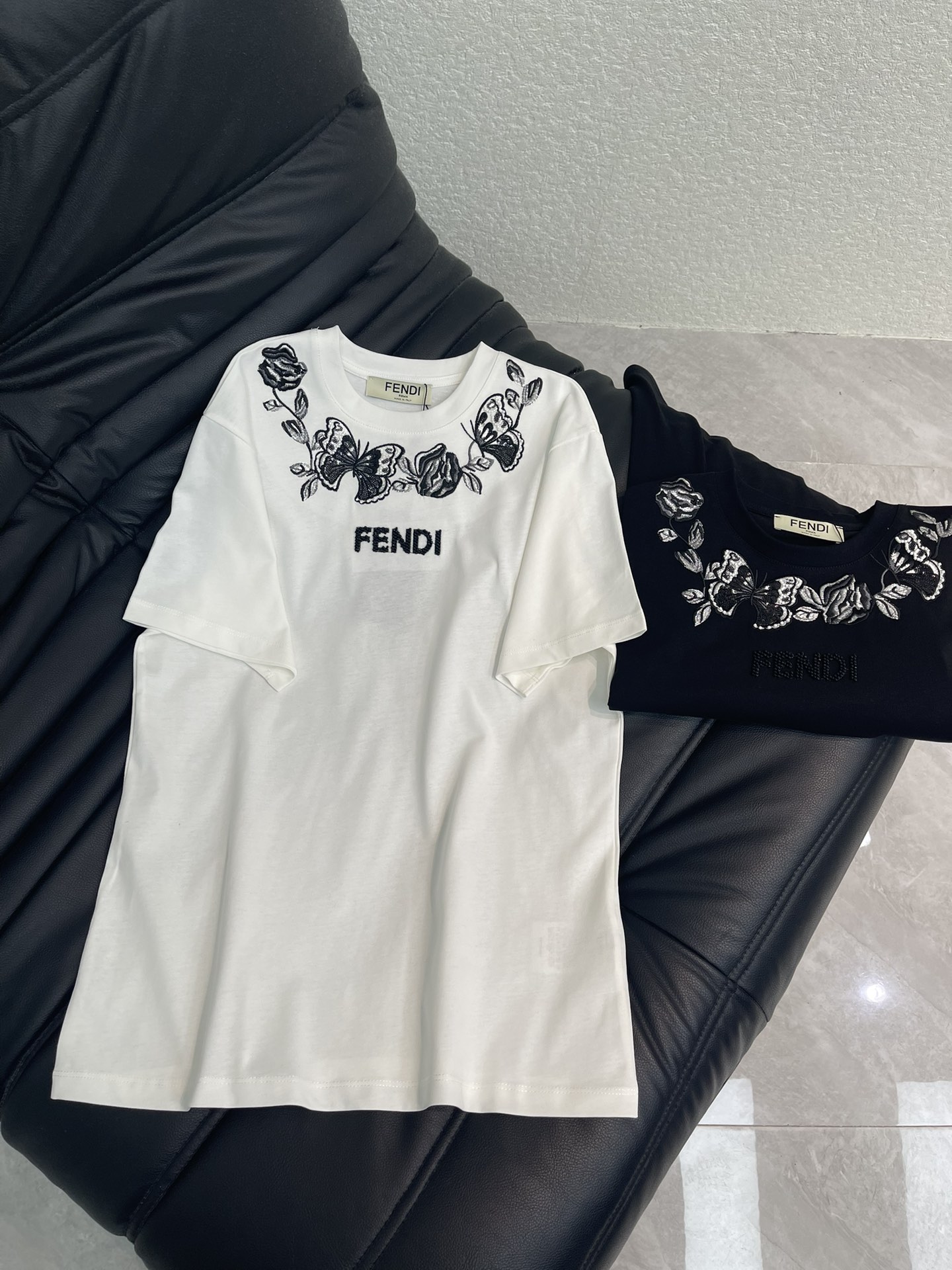 NO:667587,Fend*26 new spring and summer three-dimensional embroidered beaded logo short-sleeved T-shirt. Customized YB native cotton material, breathable and comfortable, full of texture, regular short-sleeved T-shirt, wrapped around the neckline, using embroidery processing to outline natural animal and plant patterns such as butterflies and flowers, fresh and natural, with the letter logo outlined with centered beading, distinct layers, creating a fashionable style. SML,,fendi,T-shirt,tees,t-shirt, 19860909Fend*26春夏新款立体刺绣钉珠徽标短袖T恤.定制YB原生全棉材质,透气舒适,质感十足,常规短袖T恤,环绕领口一圈,利用刺绣工艺处理,勾勒出蝴蝶花卉等自然动植物图案,清新自然,配合居中钉珠勾勒的字母徽标,层次分明,打造时尚风格.SML,,fendi,T-shirt,tees，t-shirt, ,Women's clothing