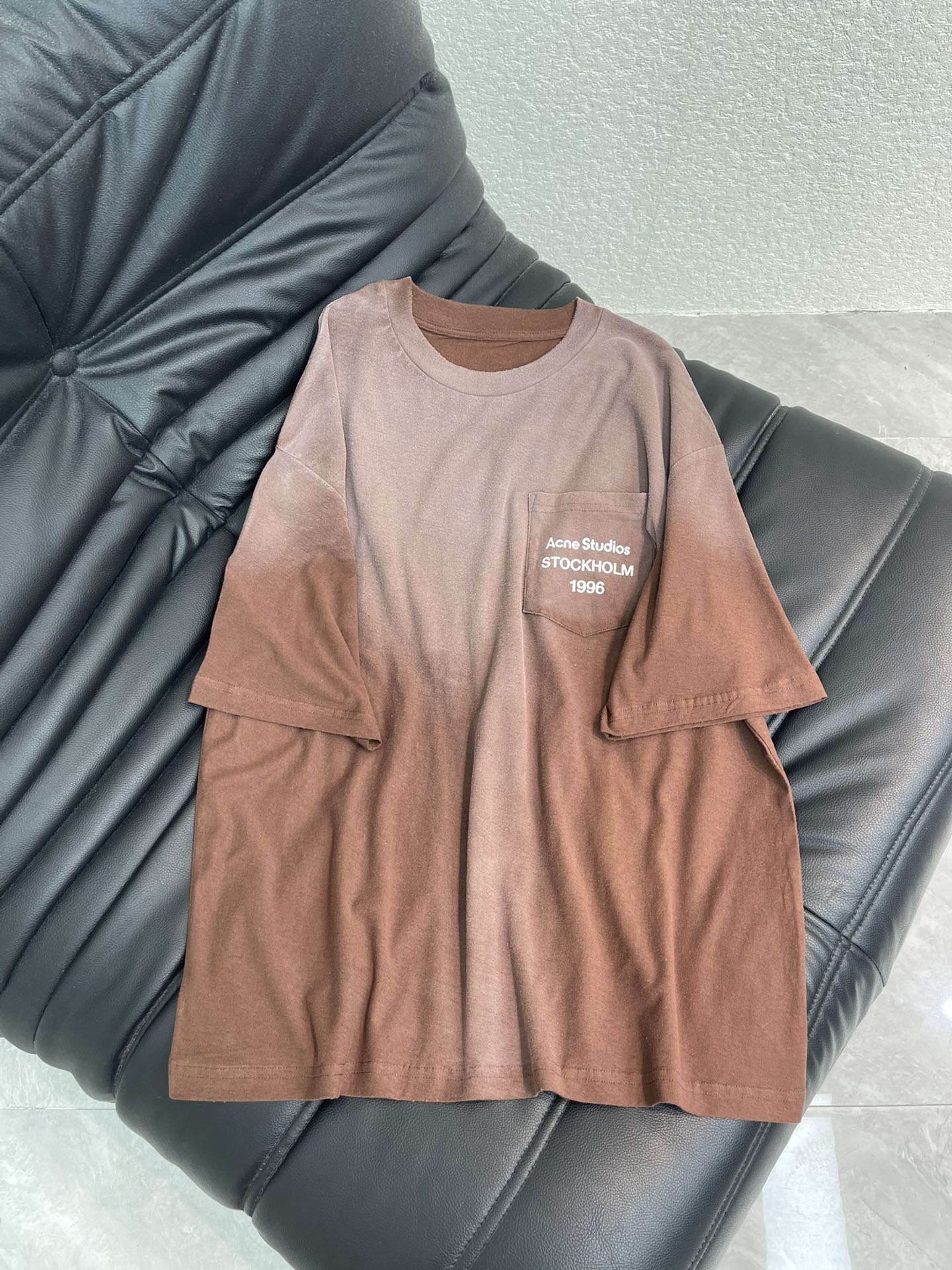 NO:683615,Acne studio*26 new spring and summer heavy-duty washed distressed letter short-sleeved T-shirt. Customized YB linen cotton material, comfortable texture, elastic and easy to wear, loose short-sleeved T-shirt cut, loose silhouette oversized more neutral charm, chest pocket iconic letter mark decoration, treated with natural old-fashioned washing process, showing irregular whitening effect, fashionable and retro, advanced and relaxed wear. SML,,acne studios,dior,versace,T-shirt,tees,t-shirt,19860909Acne studio*26春夏新款重工水洗做旧字母短袖T恤.定制YB亚麻棉材质,质感舒适,弹力好穿,宽松短袖T恤裁剪,宽松廓形oversized更具中性魅力,胸前口袋标志性字母标装饰,以自然做旧水洗工艺处理,呈现不规则泛白效果,时尚复古,穿搭高级松弛.SML,,acne studios,dior,versace,T-shirt,tees，t-shirt,,Women's clothing